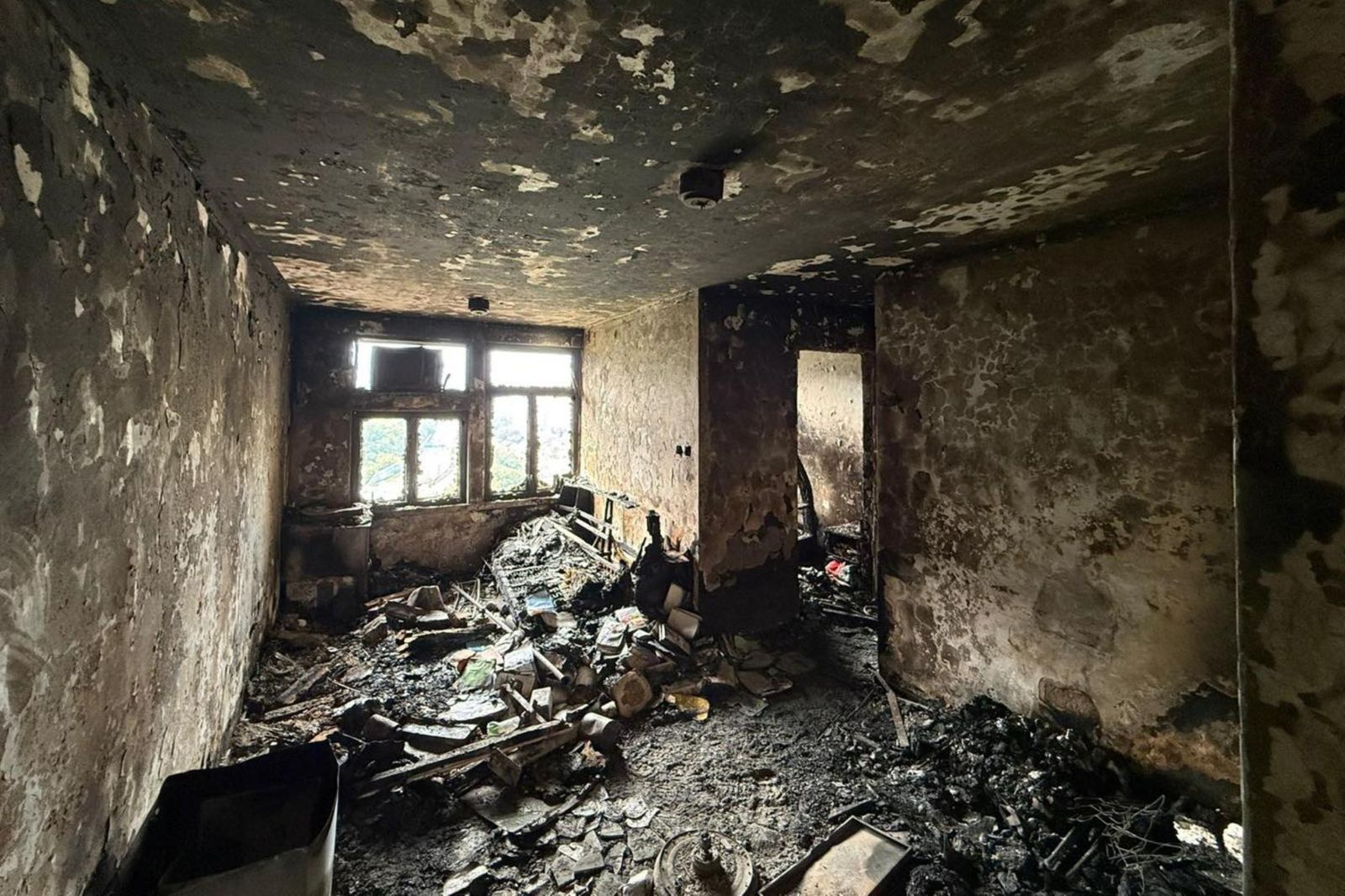 香港宏福苑大火「抱雇主孩爬17樓逃生」　外傭災後慘遭解雇