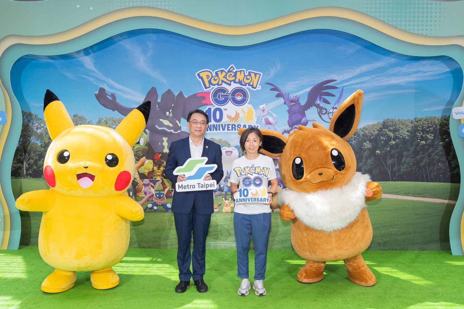 臺北捷運公司處長馮兆興與《Pokémon GO》亞太區資深行銷總監許世婉,一同出席《Pokémon GO》十週年特展開幕儀式。圖/Pokémon GO提供