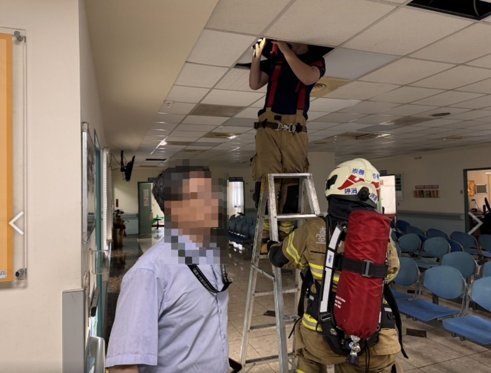 台南市立醫院正午驚傳火警!二樓診間突冒煙緊急疏散病患 消防熱顯像儀救援現場曝