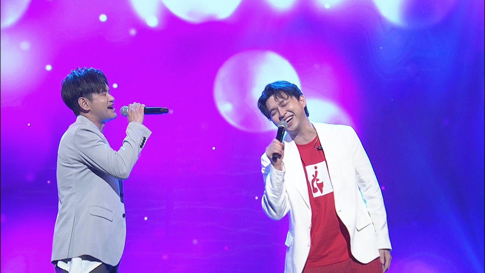 吳俊宏(左起)李子森演唱黃大煒經典曲〈你把我灌醉〉。中視提供