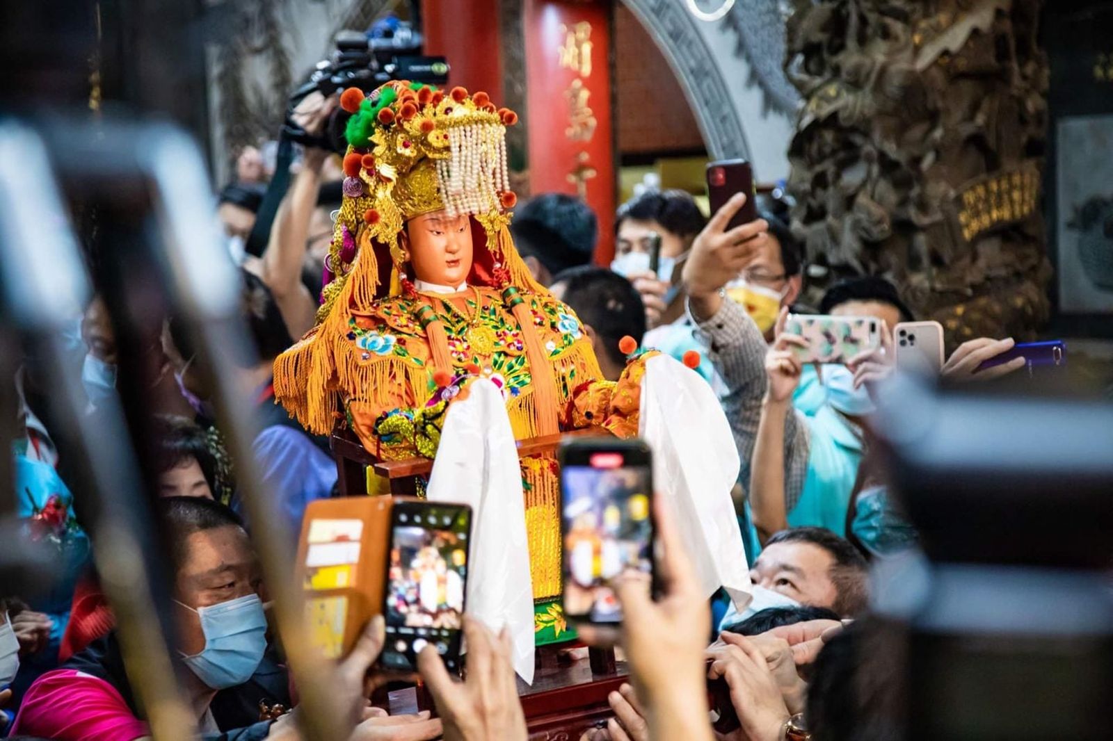 77歲超勇伯跟隨「粉紅超跑」累癱！彰化車站月台暈眩撞火車　媽祖庇佑無大礙