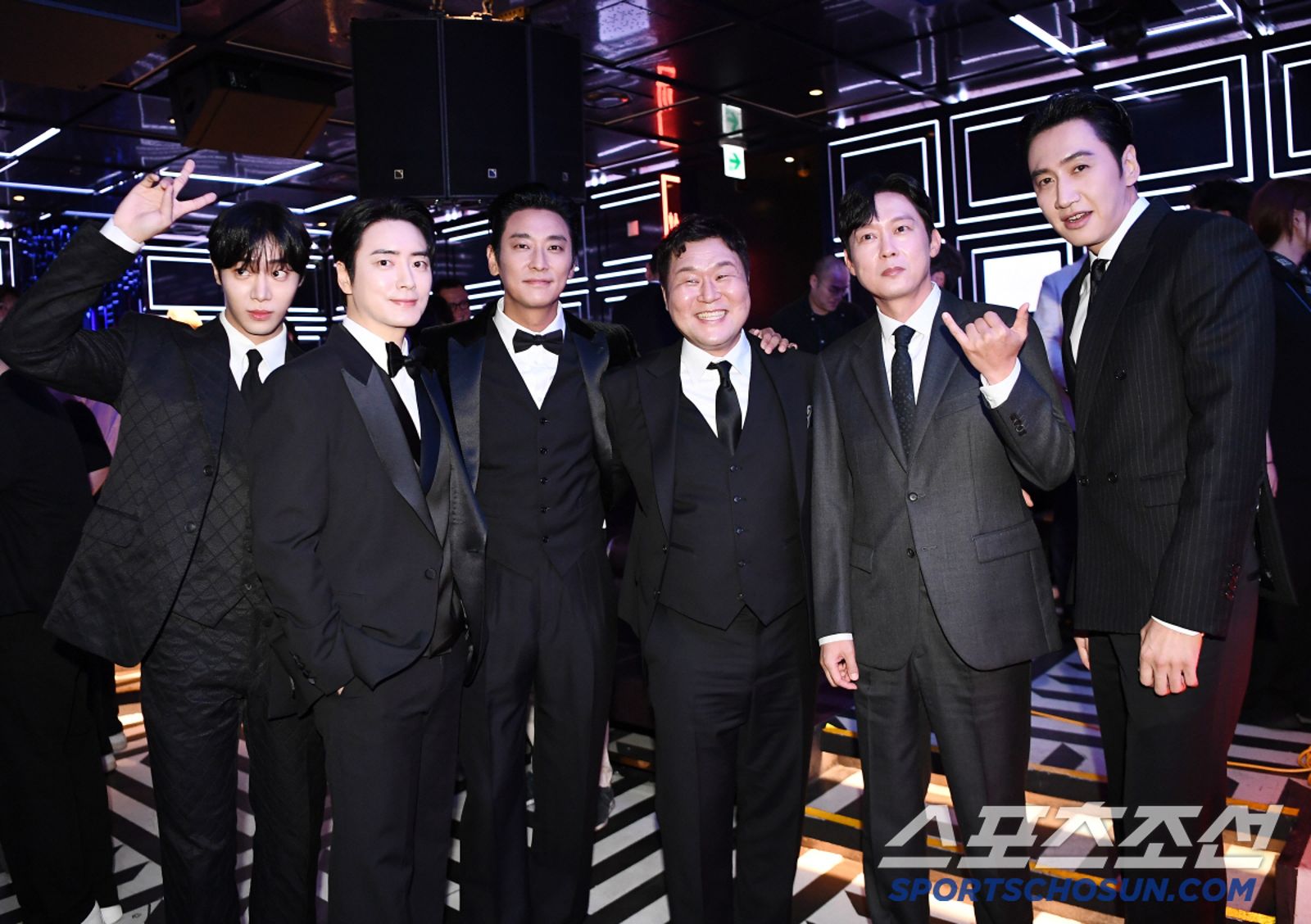 昨晚頒獎典禮眾星雲集，秋英宇（左起）、李浚赫、朱智勛、尹敬浩、朴秉恩、李光洙拍照合影。翻攝朝鮮體育