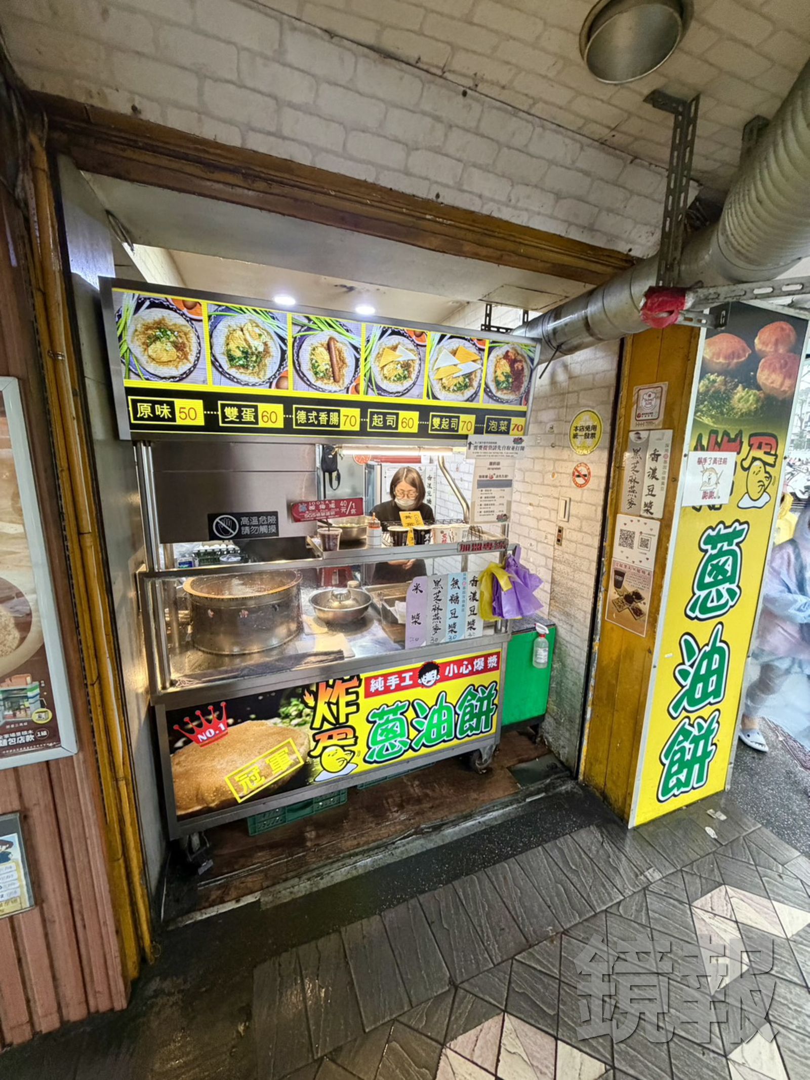 「北投炸蛋蔥油餅」時常大排長龍,如果排隊人不多,可以手刀搶買一份。