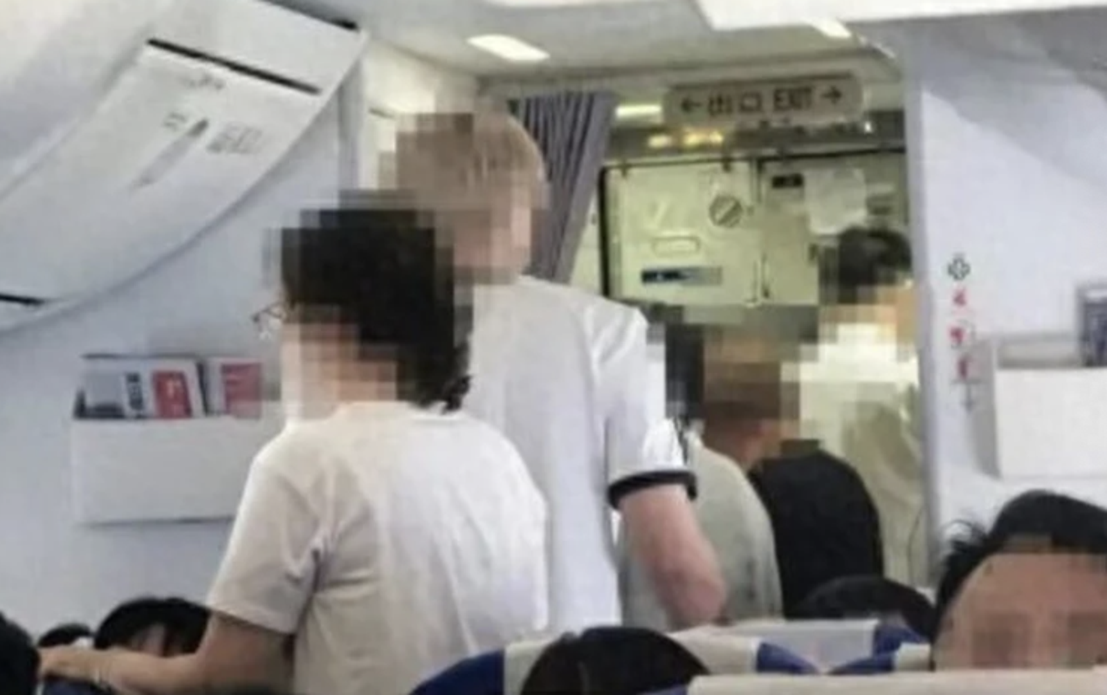 高空險爆「屎」劫!空服員飛機餐發「這飲料」…百名乘客搶2廁所崩潰