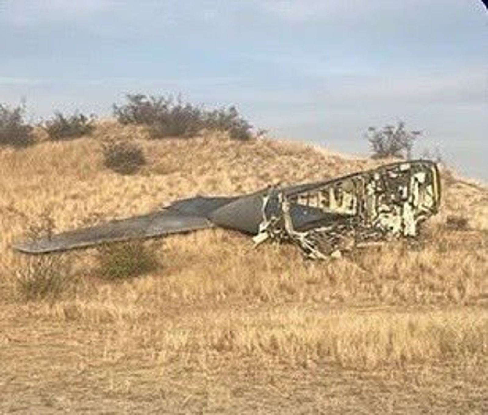 搜救人員仍在清理殘骸。圖／翻攝自X