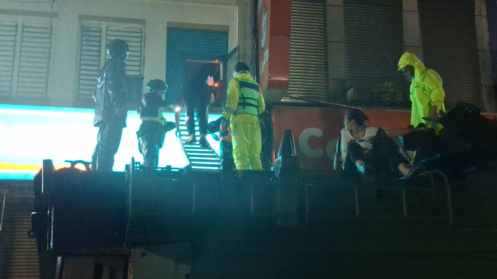 蘇澳市區大淹水，上百民眾漏夜逃難。圖／翻攝自FB／蘇澳鎮公所