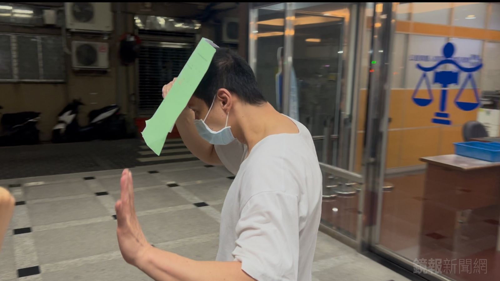 閃兵集團李名宸交保離開地院。呂健豪攝