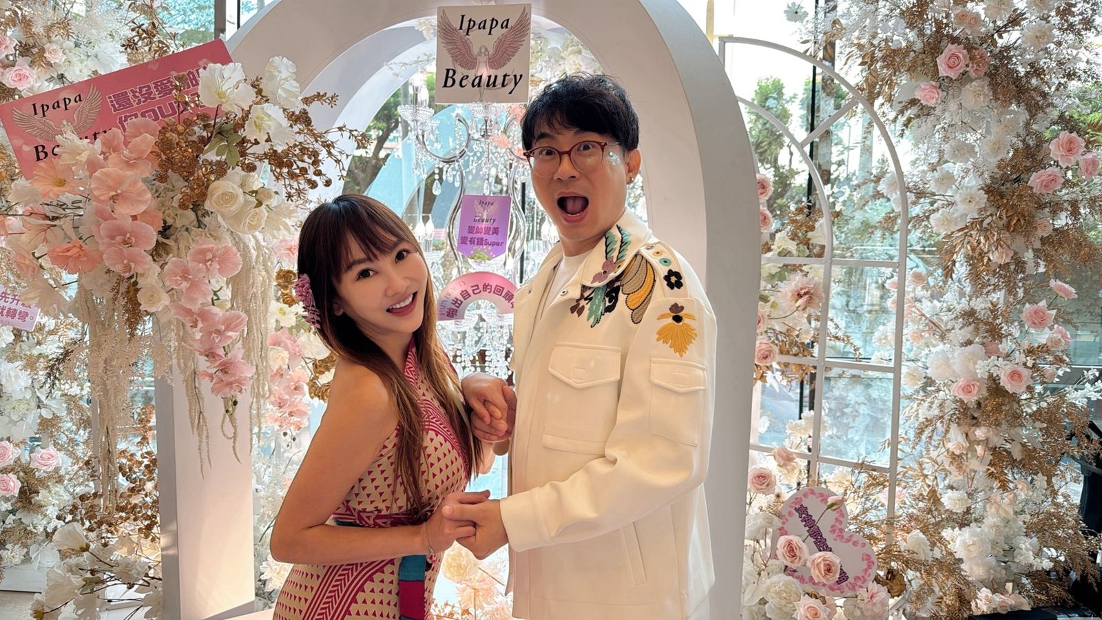 王宥忻（右）與另一半翁總日前出席感恩會。女神愛啪啪 IPAPA提供