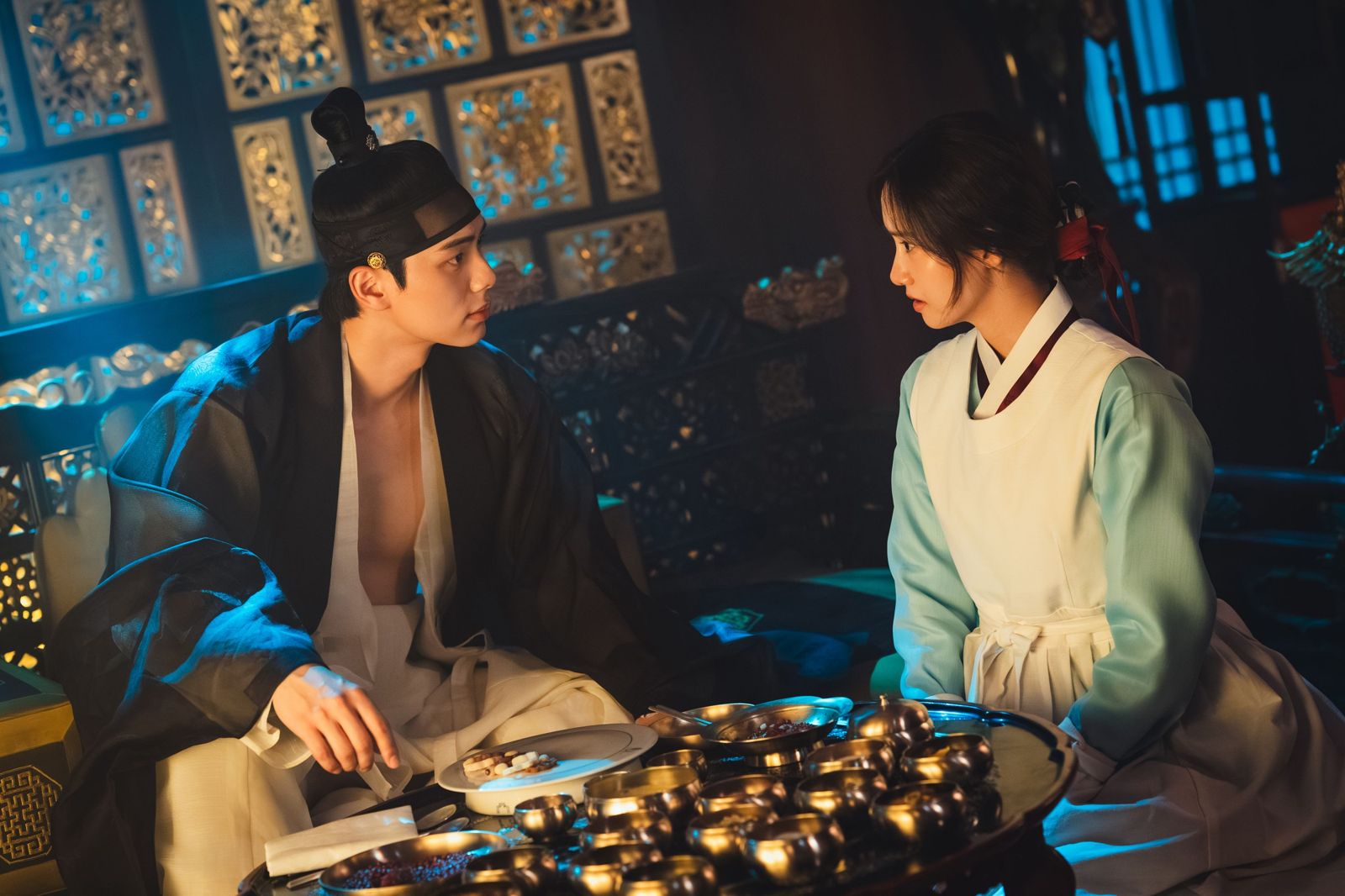 穿越到古代的潤娥(右),意外收服了暴君李彩玟的胃。Netflix提供