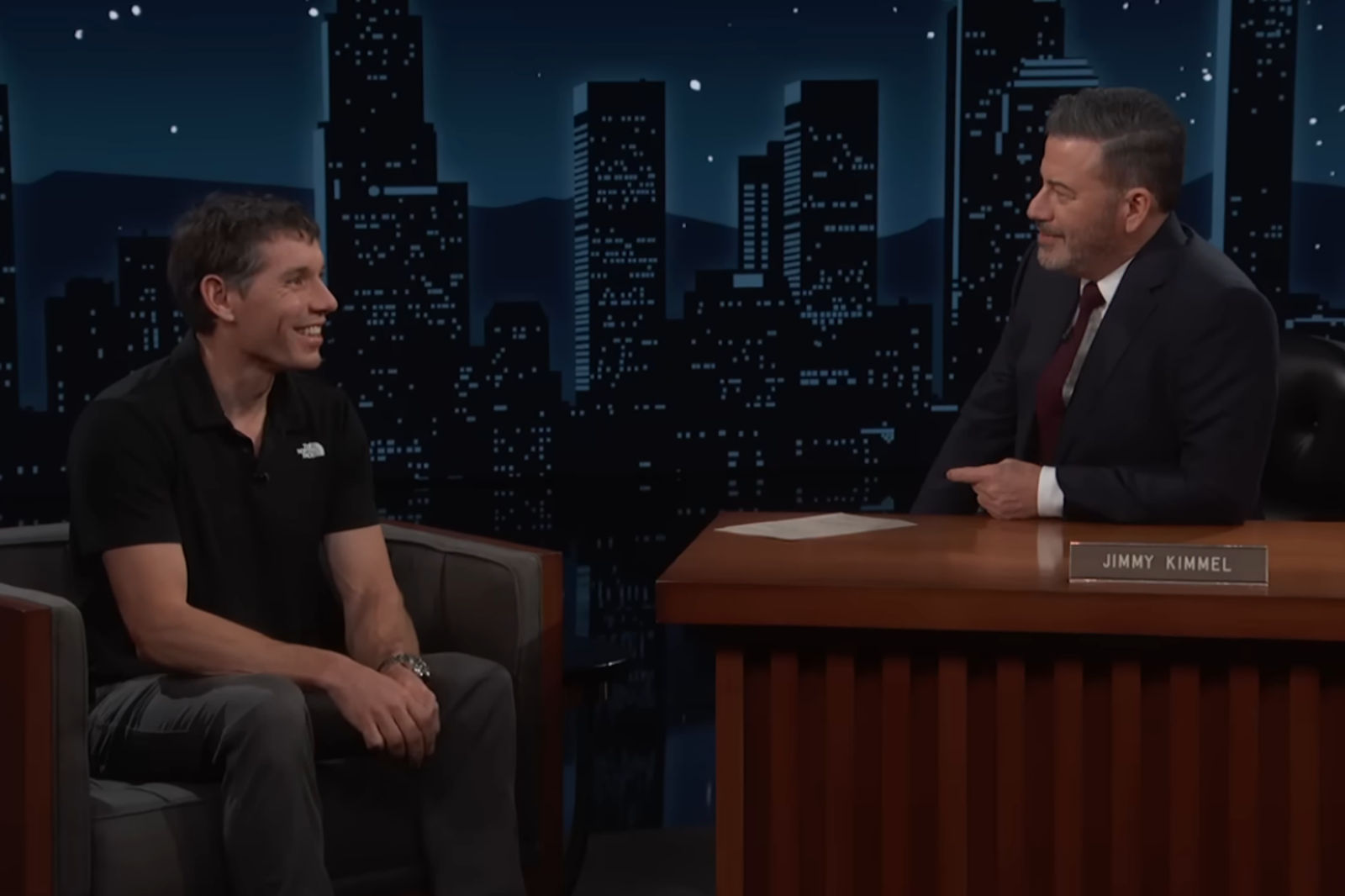 霍諾德（Alex Honnold）日前參加美國喜劇演員吉米．金摩（Jimmy Kimmel）深夜脫口秀《Jimmy Kimmel Live》訪談。圖／翻攝自Jimmy Kimmel Live YT