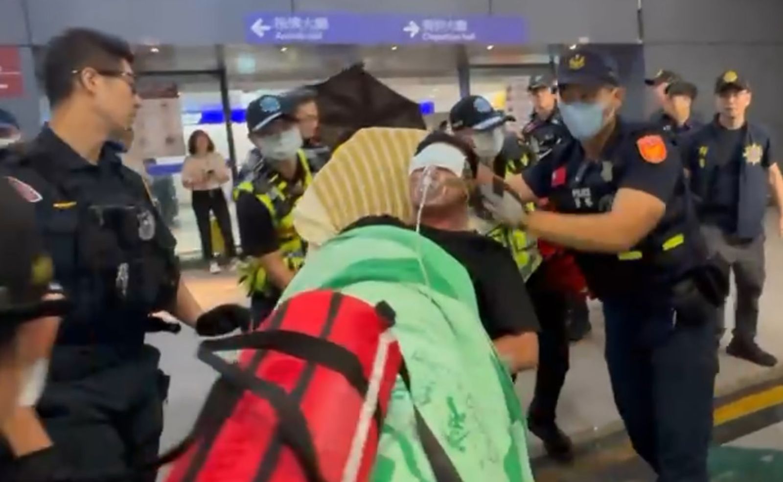 桃機國泰休息室爆挾持 44歲男持刀猛劃23歲男實習生 腹部留20cm巨傷