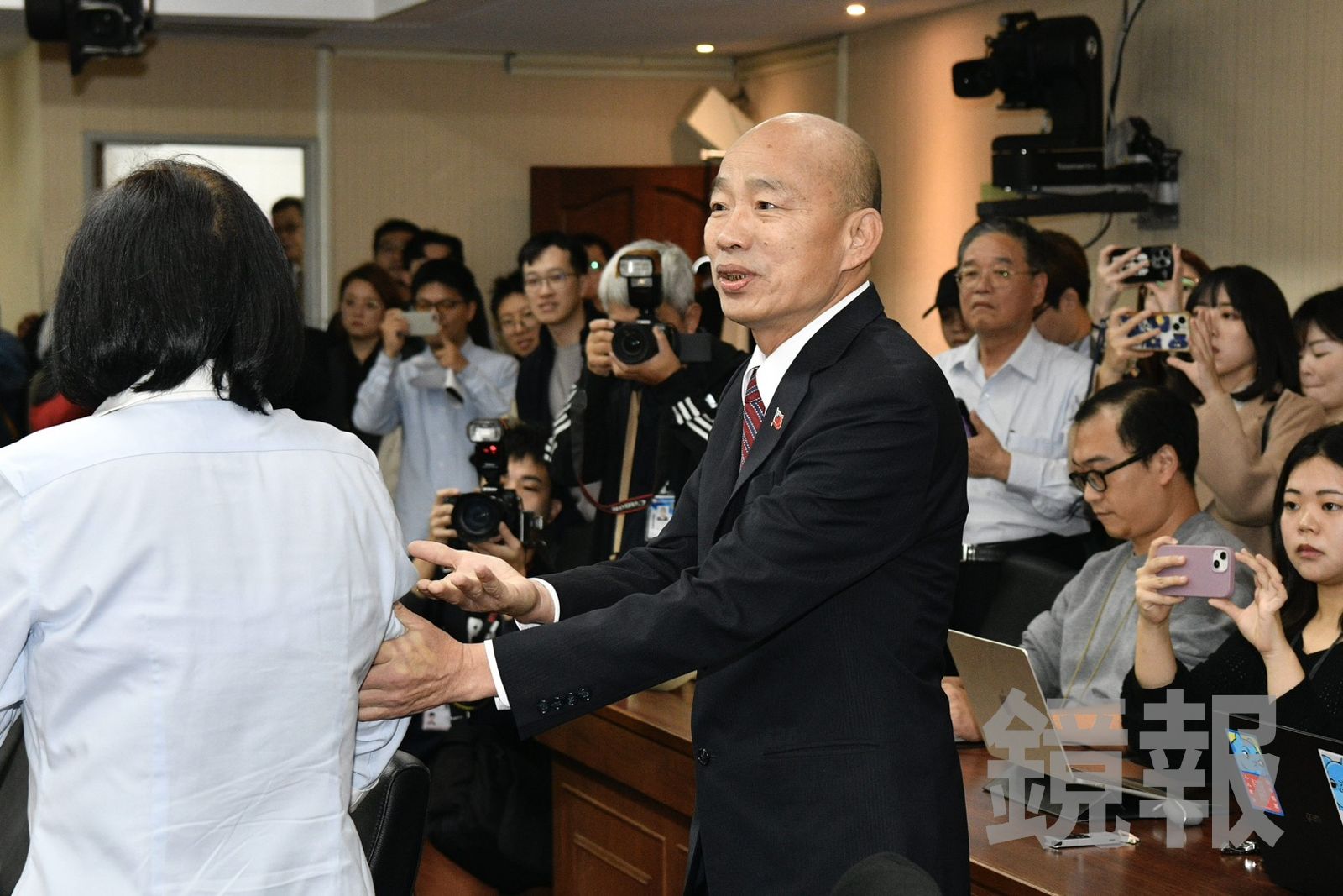 立法院長韓國瑜被要求連署「撤回提案」反而轉身離去。（圖／李智為攝）