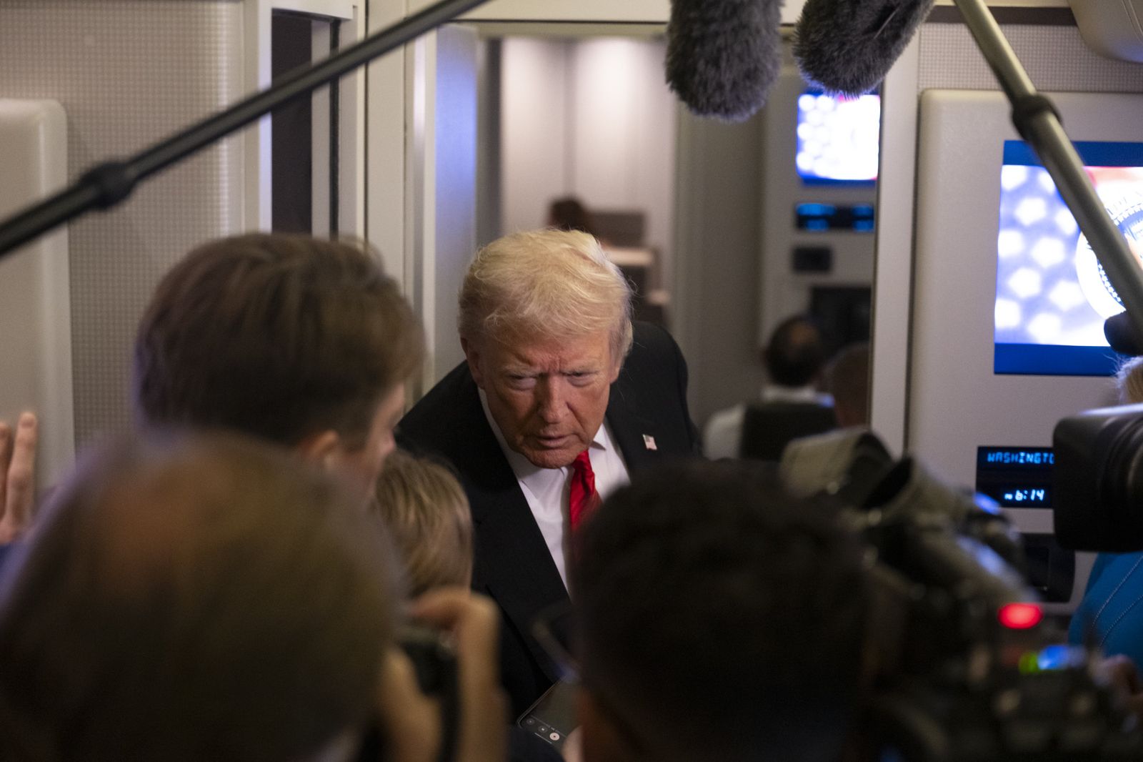 2ㄖ川普在空軍一號上對媒體講話,川普是非常善於經營自己對外關係的政治人物。圖/美國白宮flickr