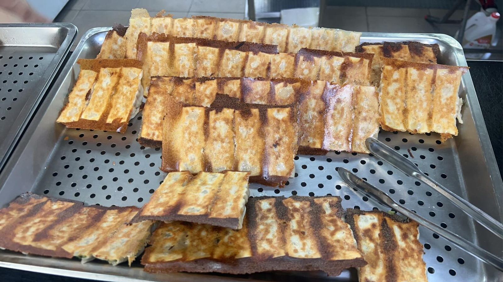 一名網友推薦「新莊最頂鍋貼」，金黃酥脆外皮讓人垂涎三尺。圖／翻攝自Threads @liu_ting_an