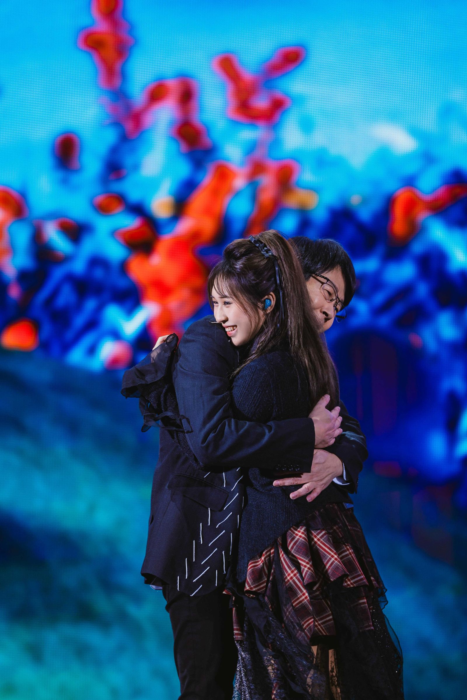 冠佑和女兒小玫瑰開心相擁。相信音樂提供