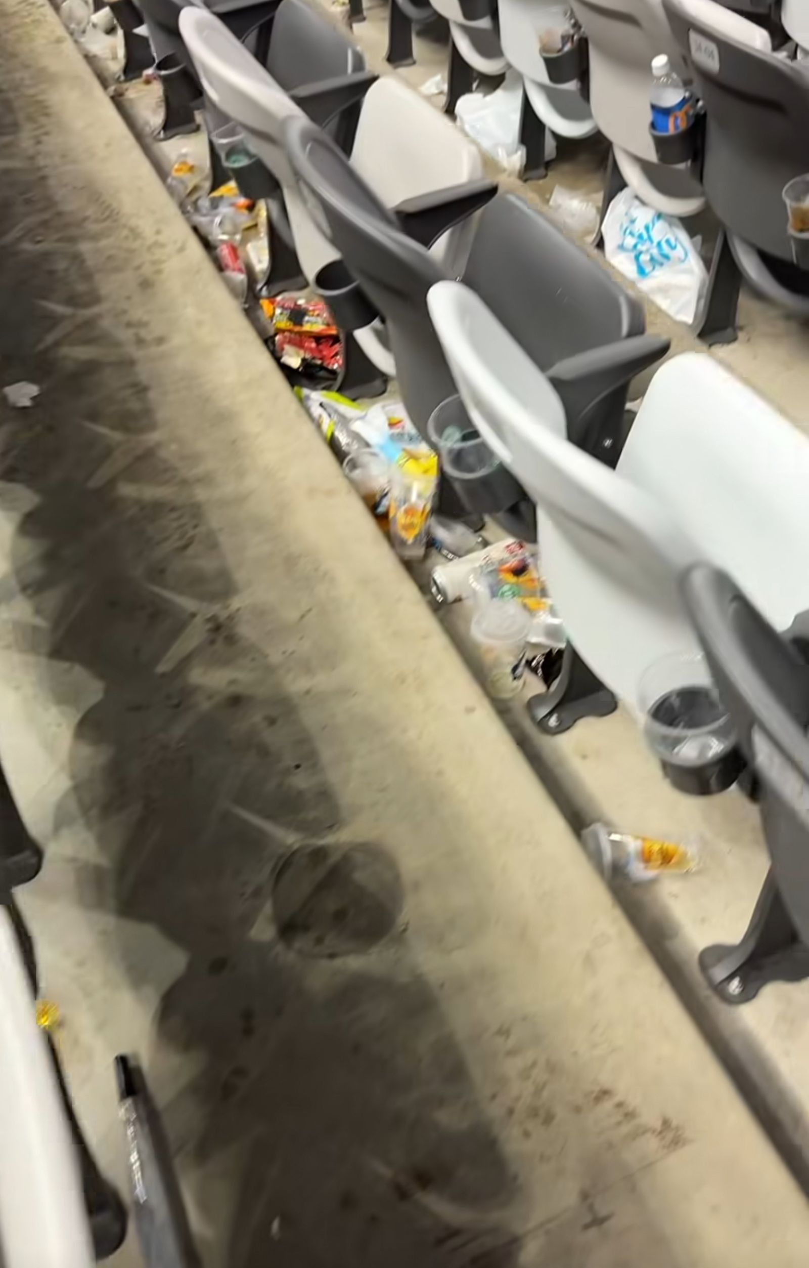 球場座位地上滿是垃圾。翻攝threads