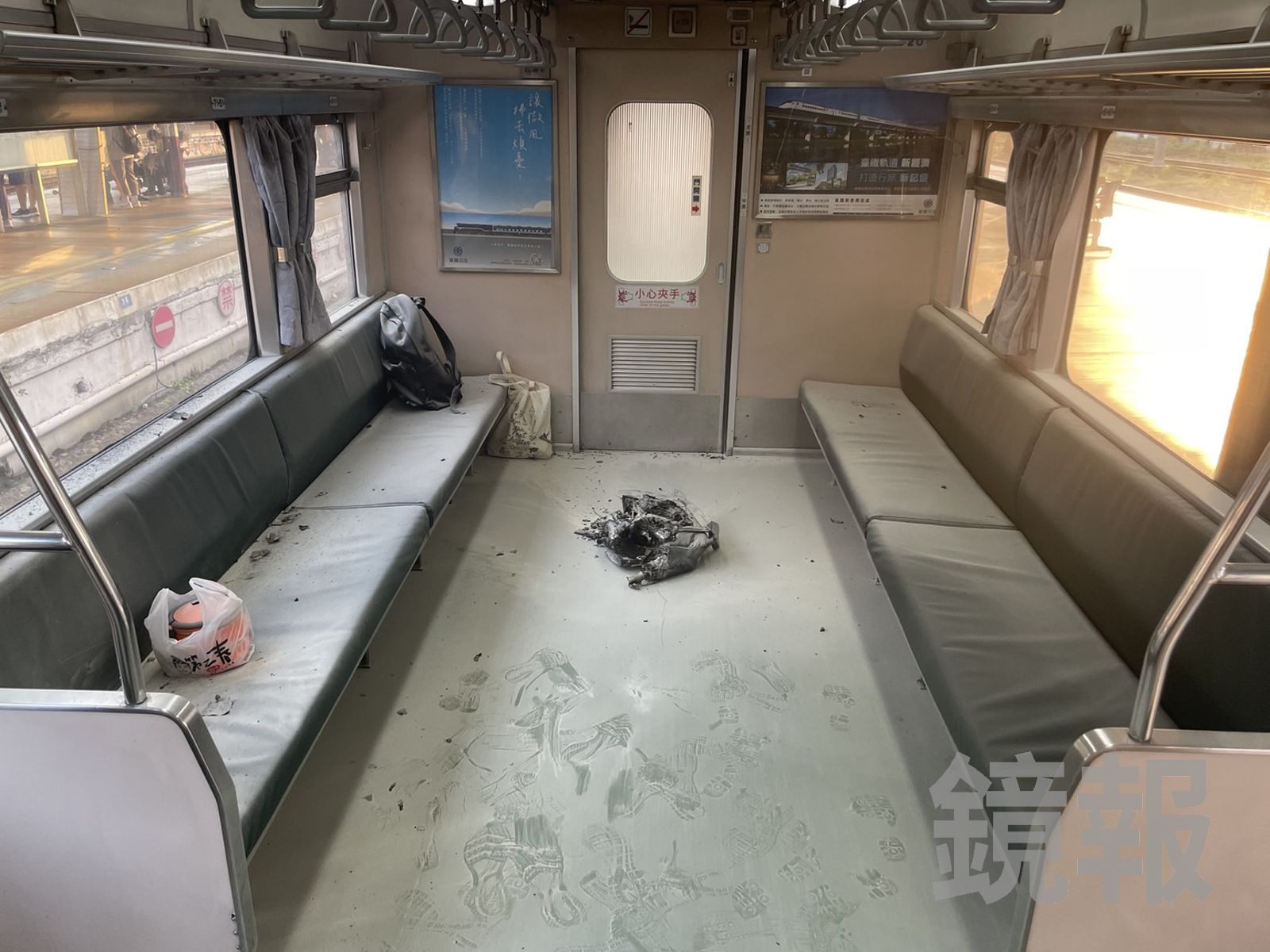 男學生準備去上課時行動電源突然自燃，連書包都燒成灰燼。翻攝畫面