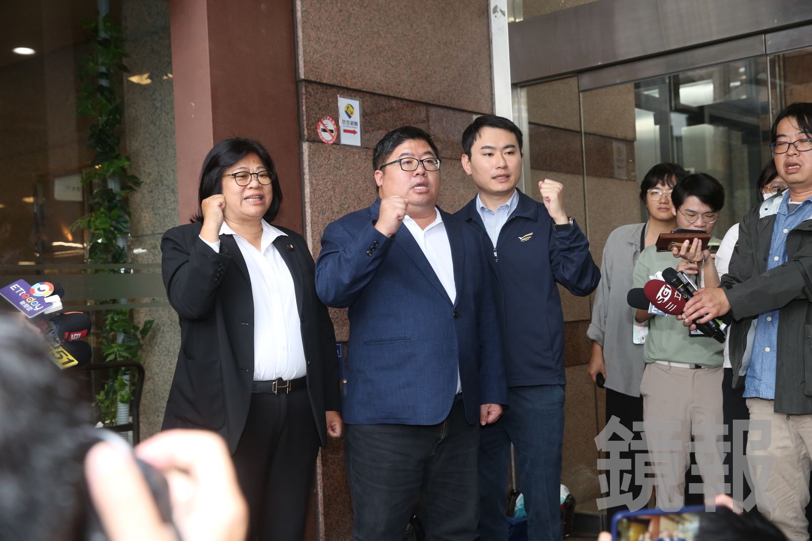 蔡易餘說自己帶了2個幸運小物,分別是嘉義市長參選人王美惠及嘉義縣立委陳冠廷。(圖/李鐘泉攝)