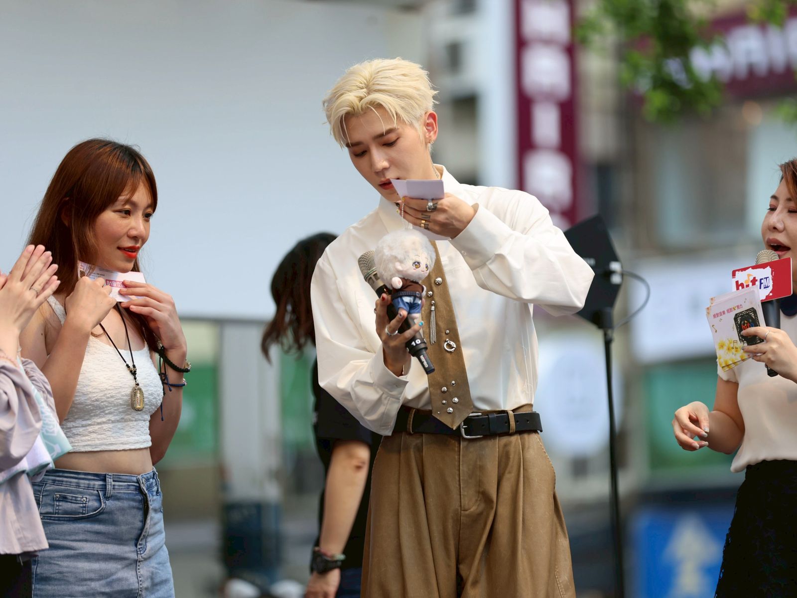 畢書盡17日在搶票會上與歌迷互動玩遊戲。劉耀勻攝