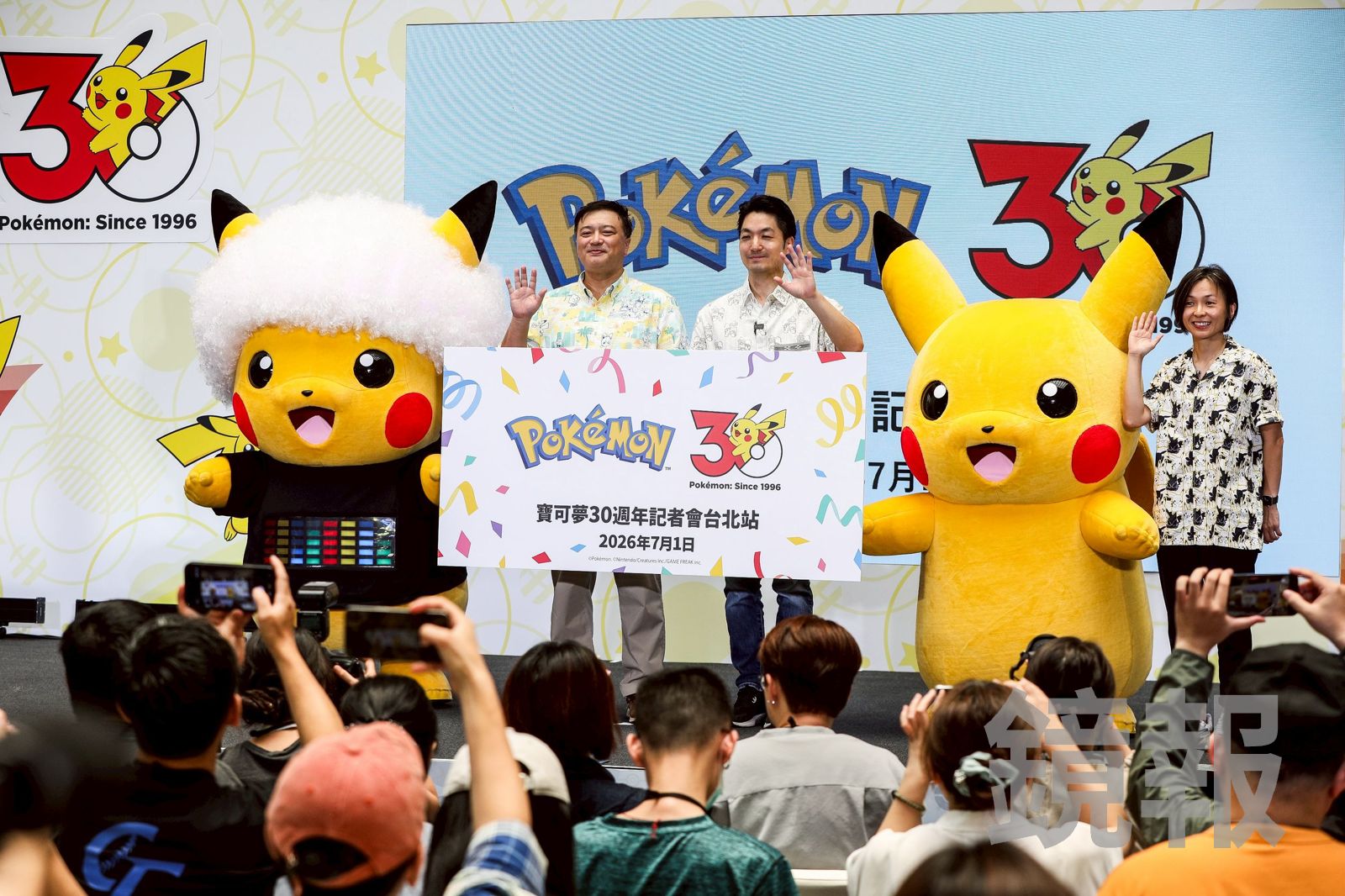 蔣萬安和The Pokémon Company董事福永晉(左)、寶可夢合影。圖／鄒保祥攝影