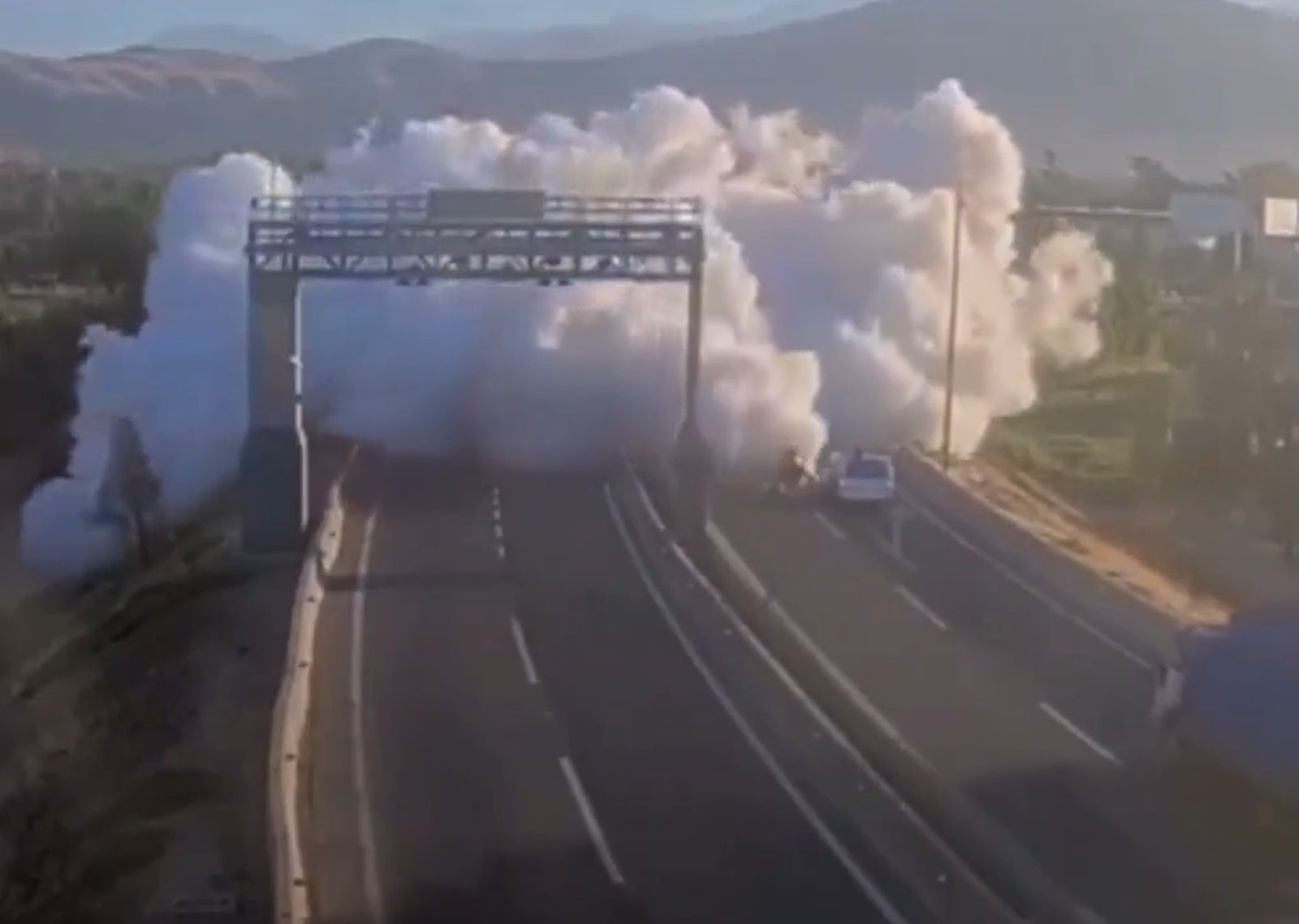 智利高速公路卡車爆炸「釋放致命氣體」　恐怖吞沒畫面曝！4死17傷
