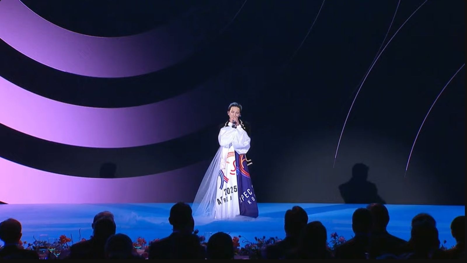 GD演唱〈DRAMA〉時麥克風架改換上APEC峰會旗幟。翻攝YT@APEC2025KOREA