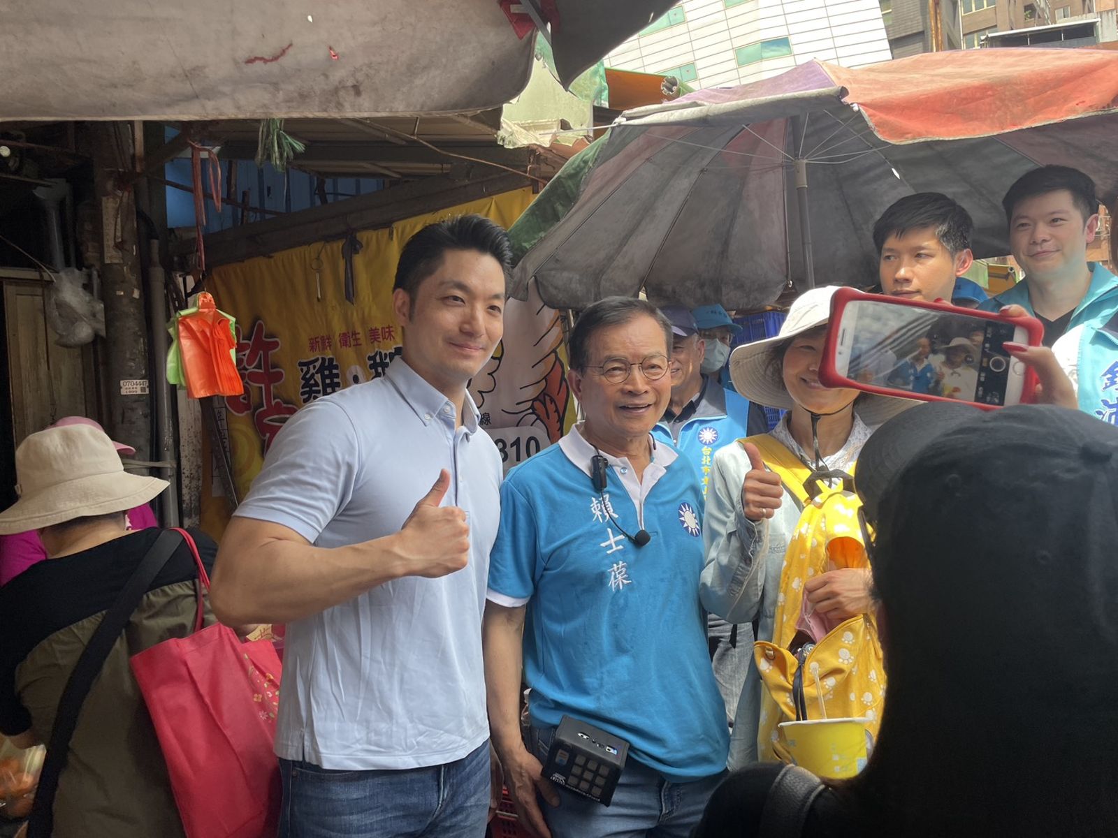 蔣萬安今（14日）陪同賴士葆到景美市場掃街，呼籲選民投下不同意罷免票。（圖／陳凱貞攝）