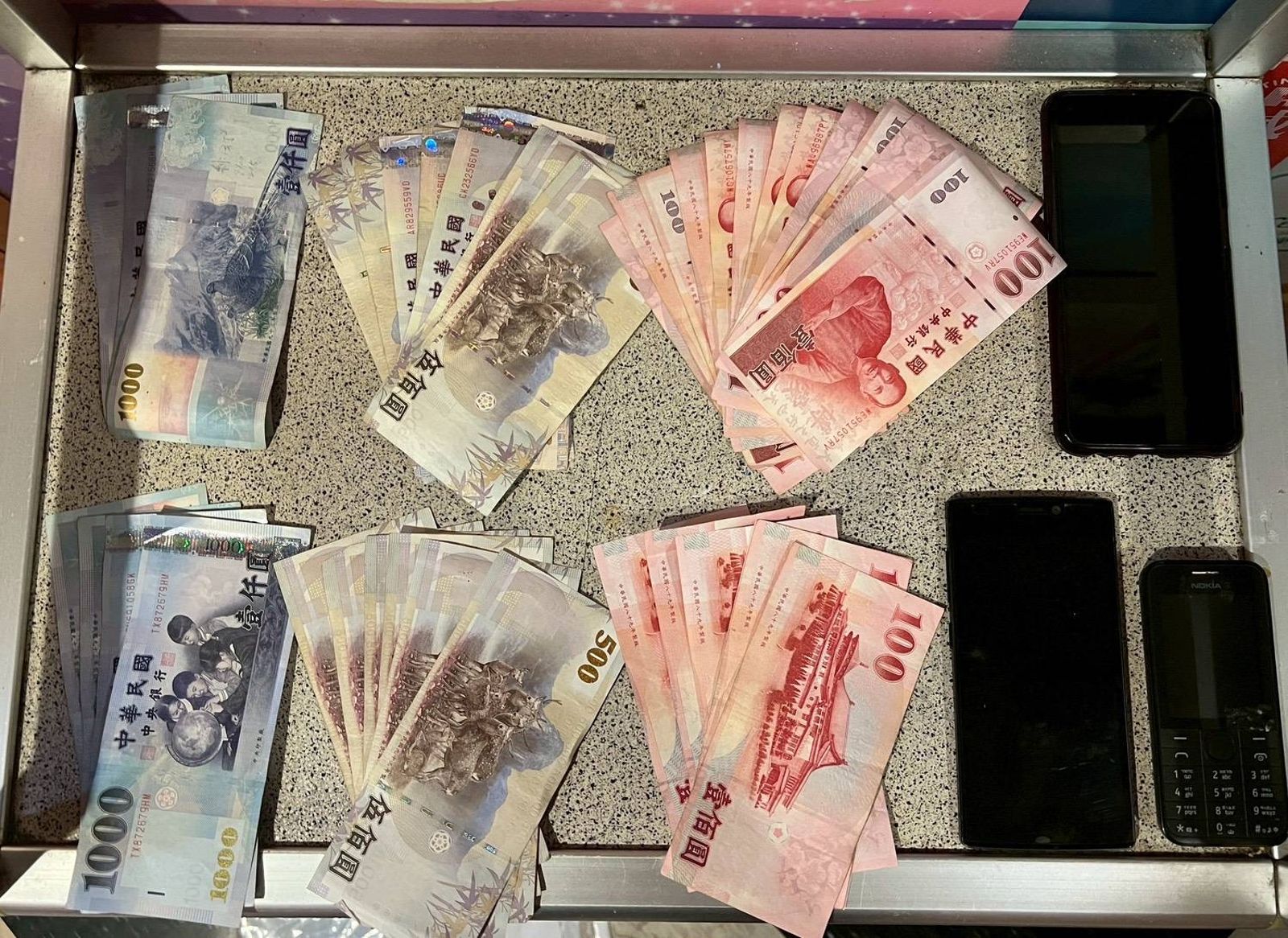 警方從兩名嫌犯身上起獲1萬5300元的贓款。翻攝畫面