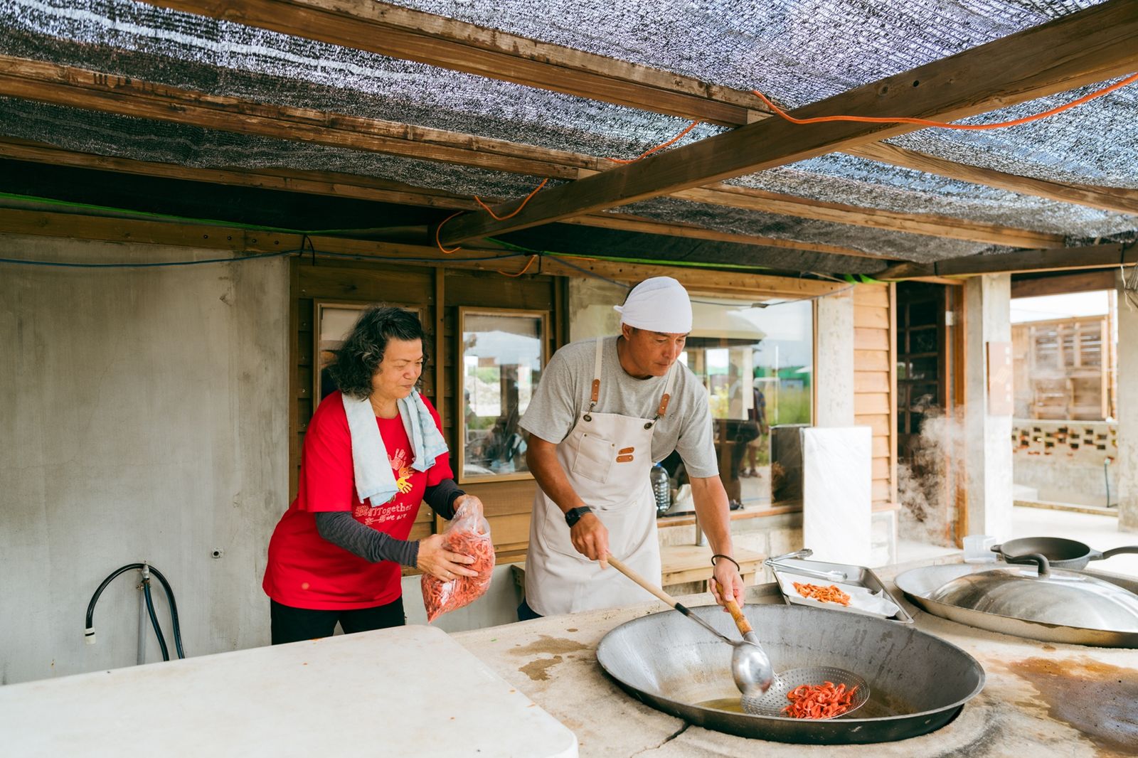 《歐吉桑騎士》李銘順(右)在澎湖魚灶料理海鮮。公視提供