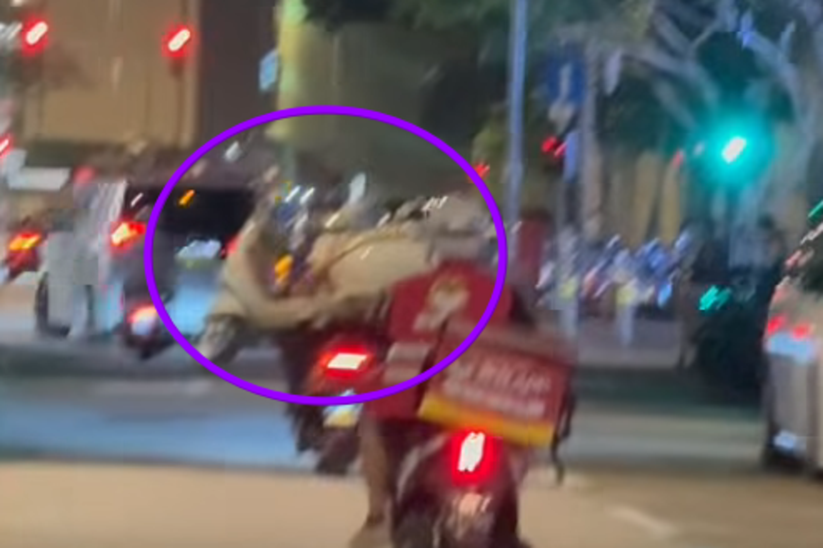 澳門一名男子單手騎機車，同時載著一輛機車，就這樣騎行一整路，引發民眾擔憂。圖／翻攝自臉書社團澳門道路情報