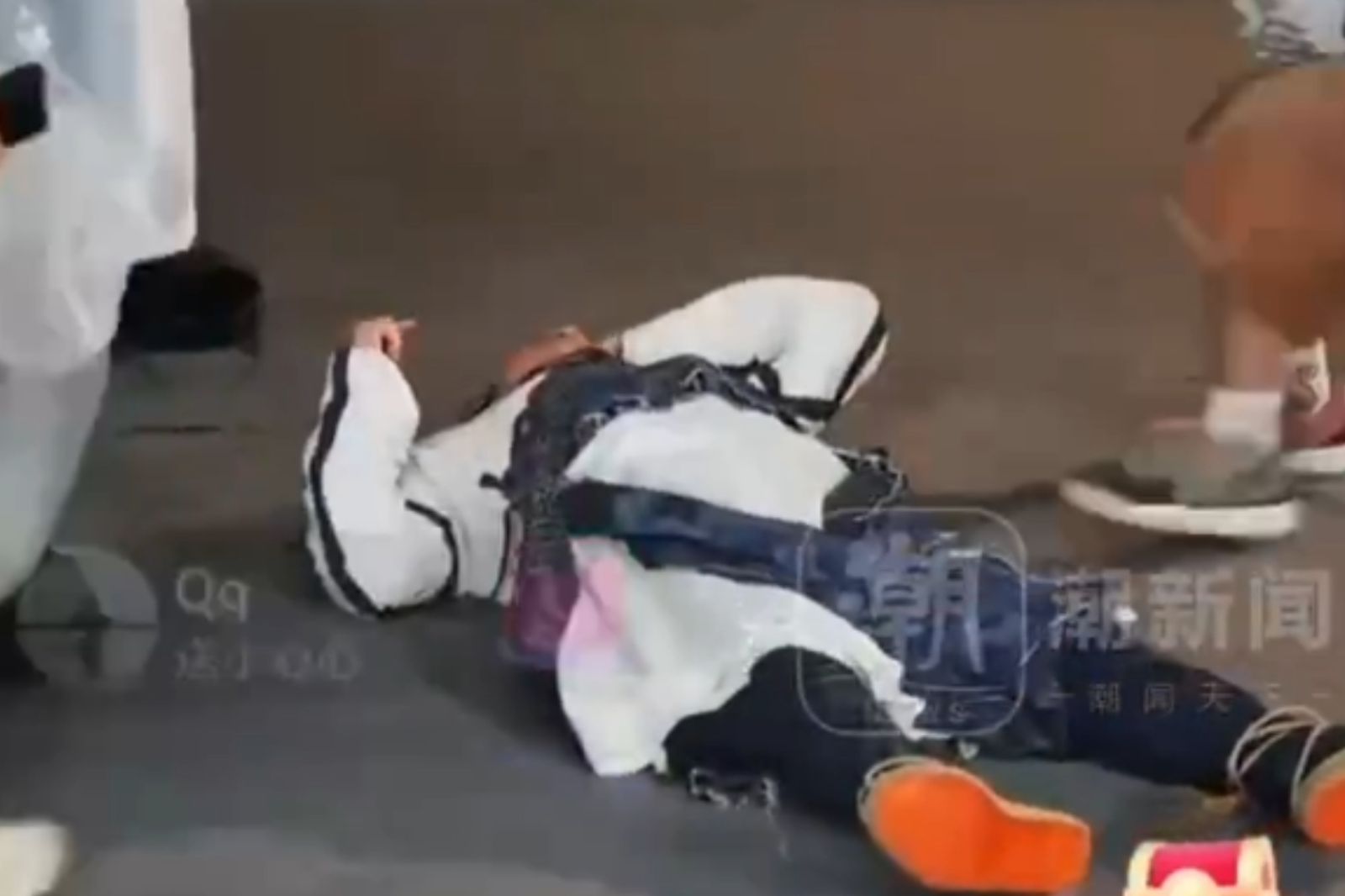 馬景濤整個人向後重摔在地。圖／微博