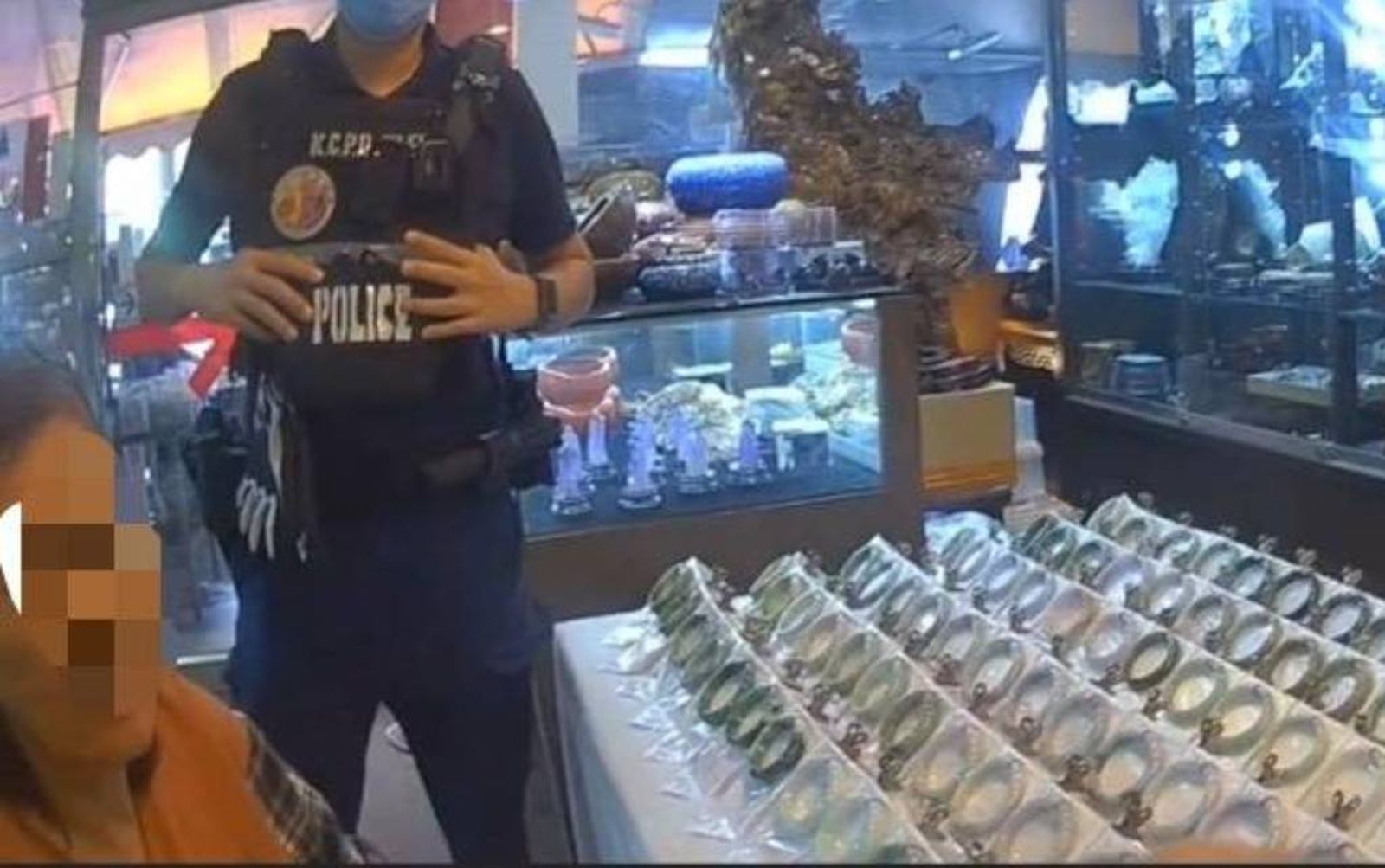 高雄婦玉市買玉鐲「11年反悔3次」要退款　店家心累報警