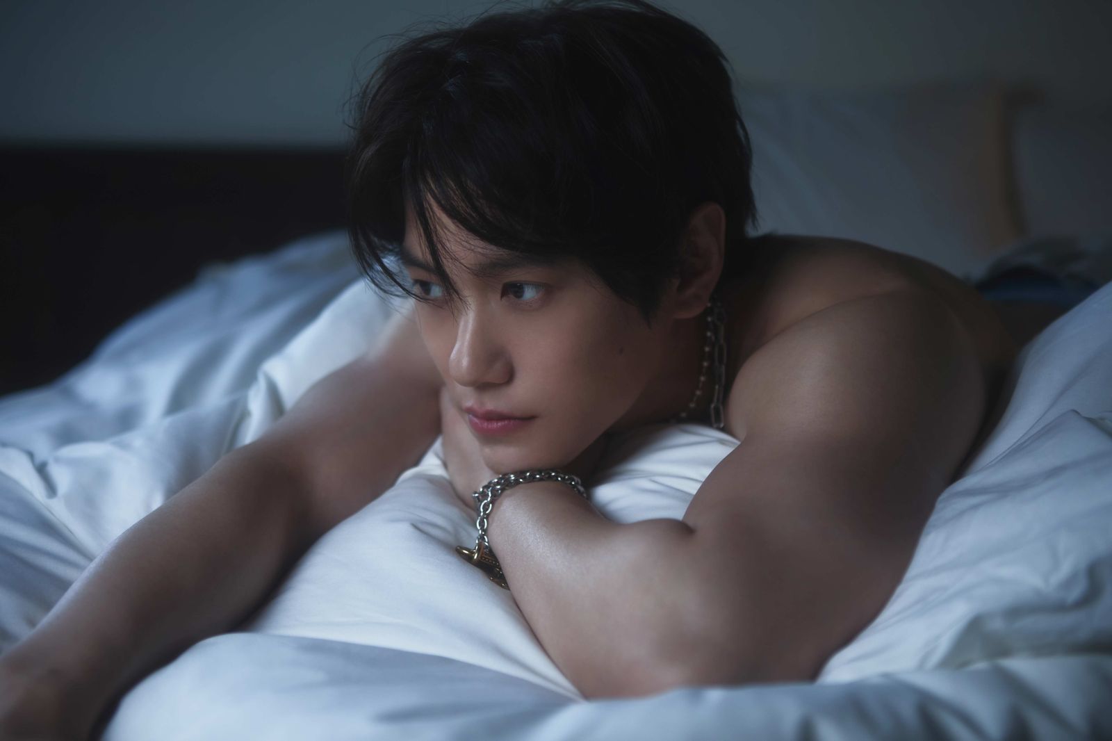 邱宇辰脫了！裸身躺床「尺度直逼限制級」