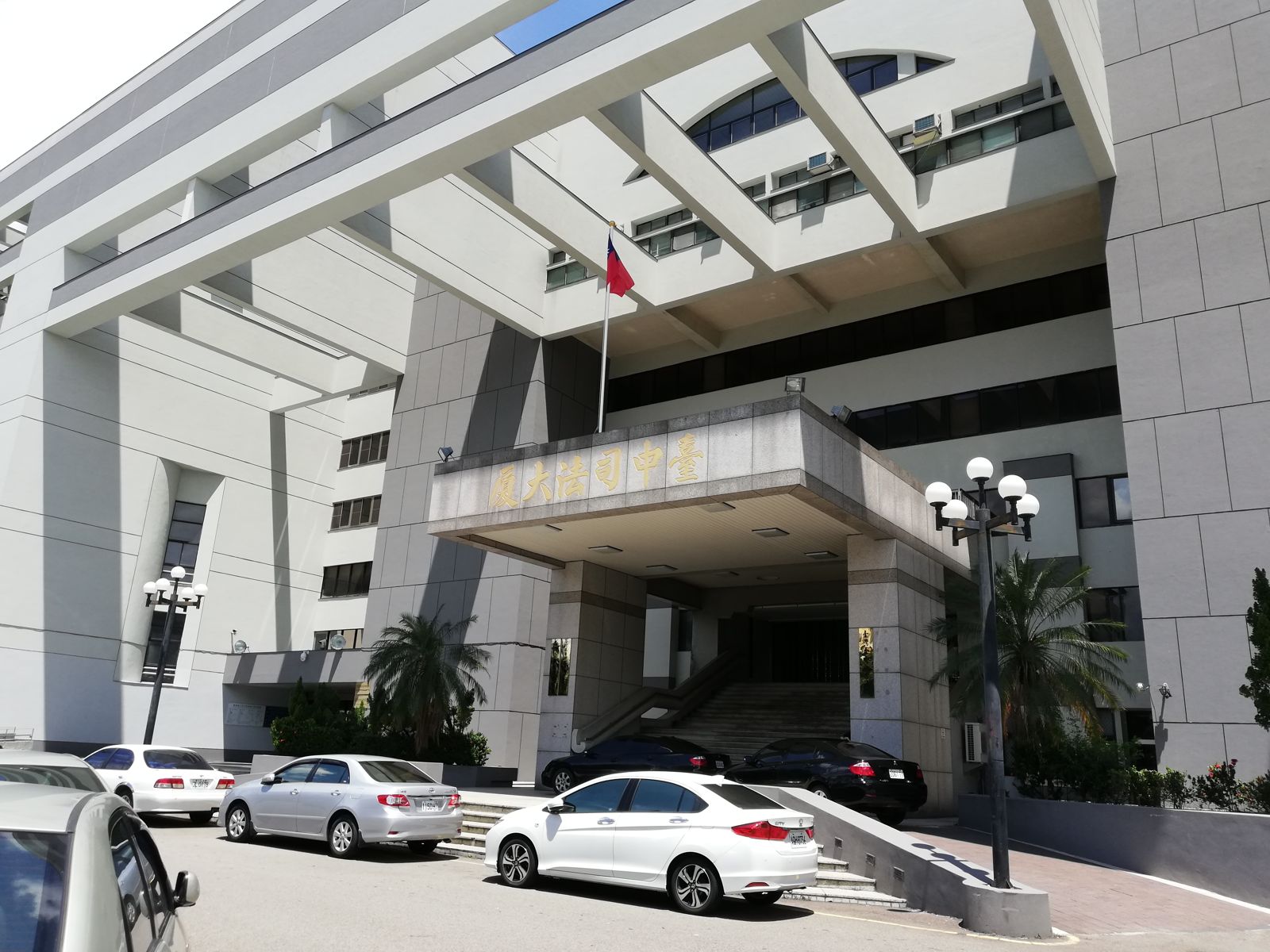 通緝犯租屋昏迷倒廁所 警無票違法搜索查扣海洛因 毒蟲仍被判刑