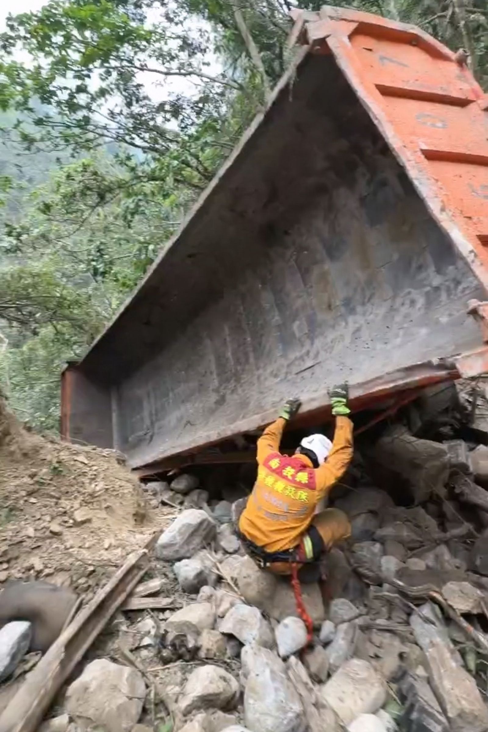 搜救隊員在谷底找到砂石車，但未發現駕駛的蹤影。民眾提供