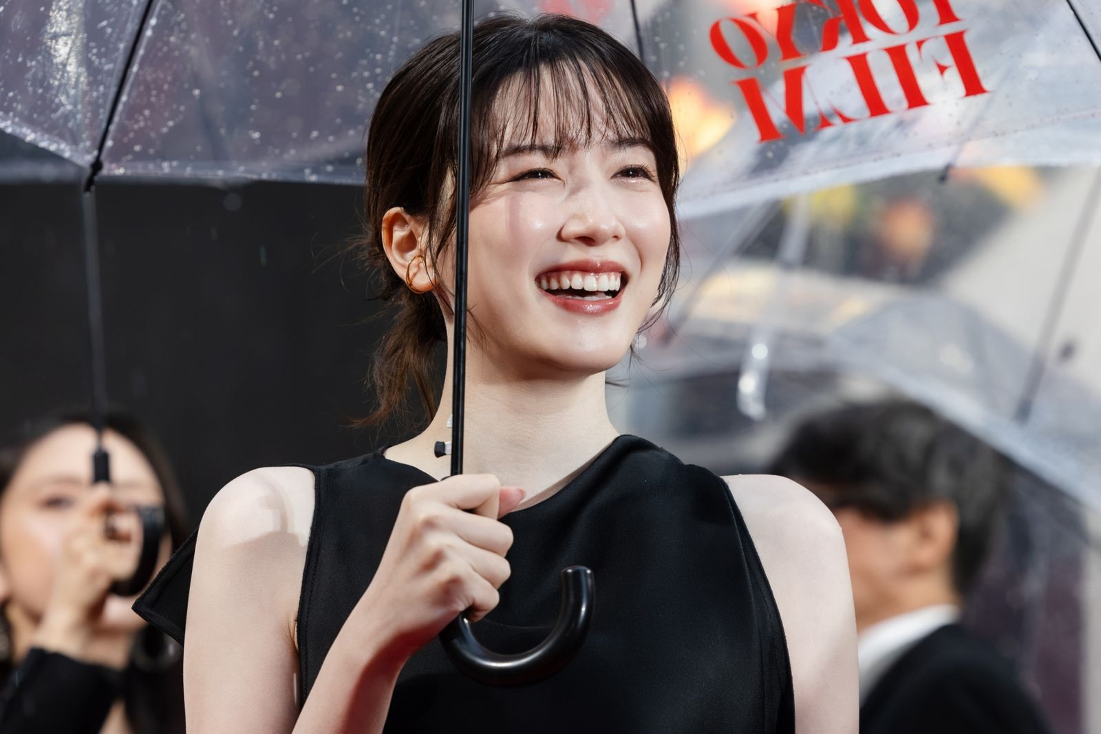 永野芽郁昨晚相隔1年半在日本公開亮相,現身東京影展開幕紅毯,燦爛笑容十分吸睛。圖/翻攝自X@DMMTV_PR