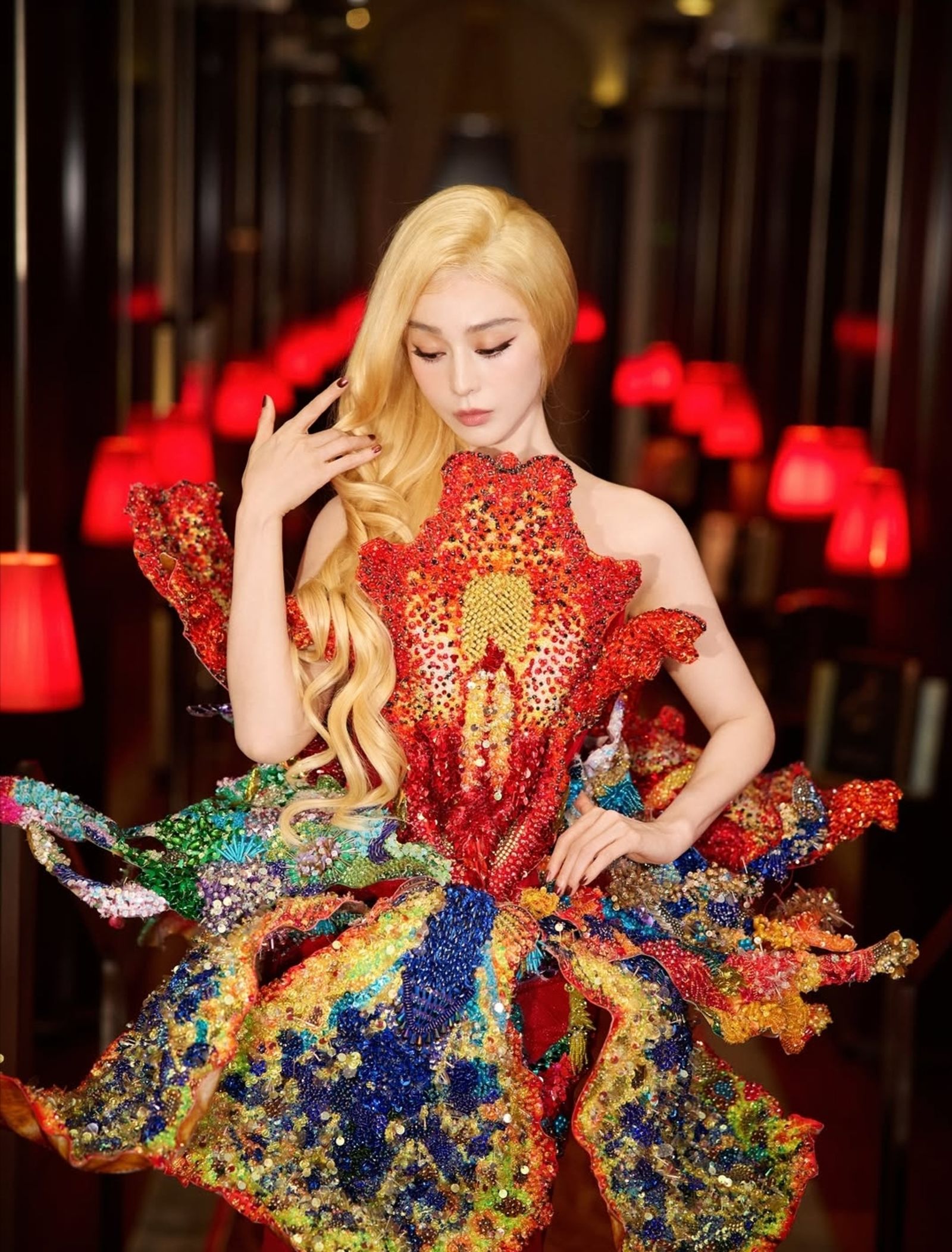 范冰冰穿上一席宛如深海珊瑚世界般的華麗禮服。翻攝bingbing_fan IG