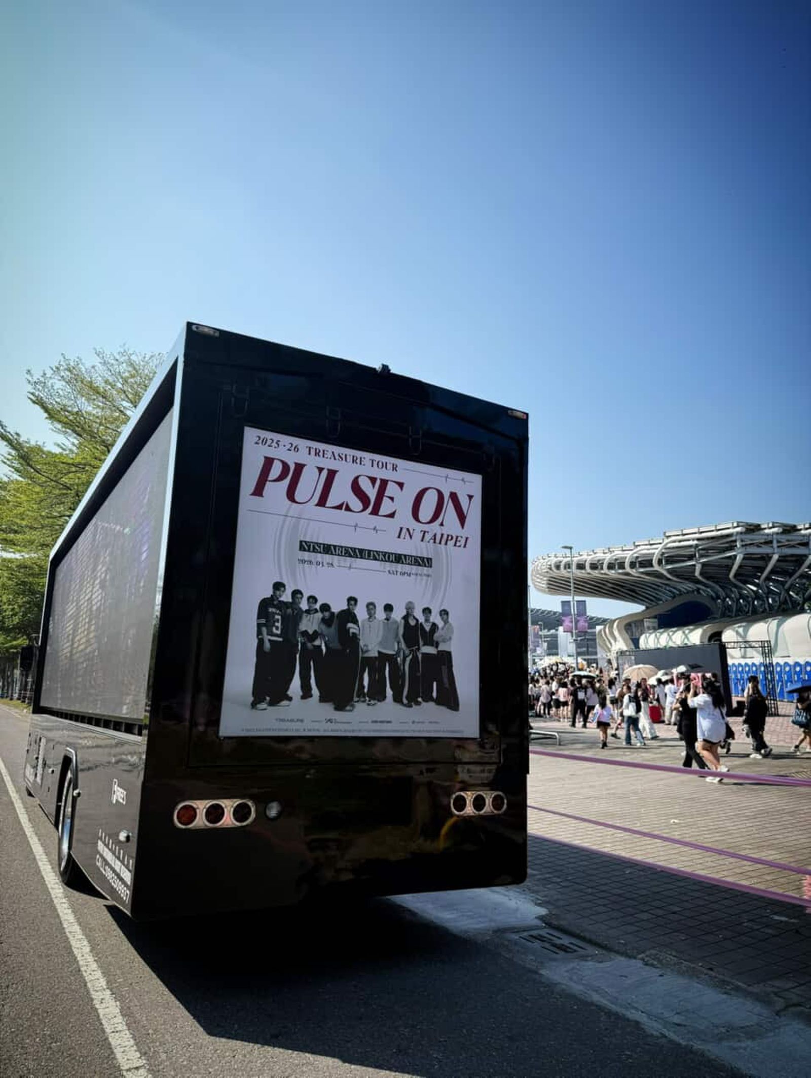 TREASURE的巡演資訊上週末搶先在BLACKPINK的高雄演唱會外的卡車廣告曝光。翻攝IG@livenationtw