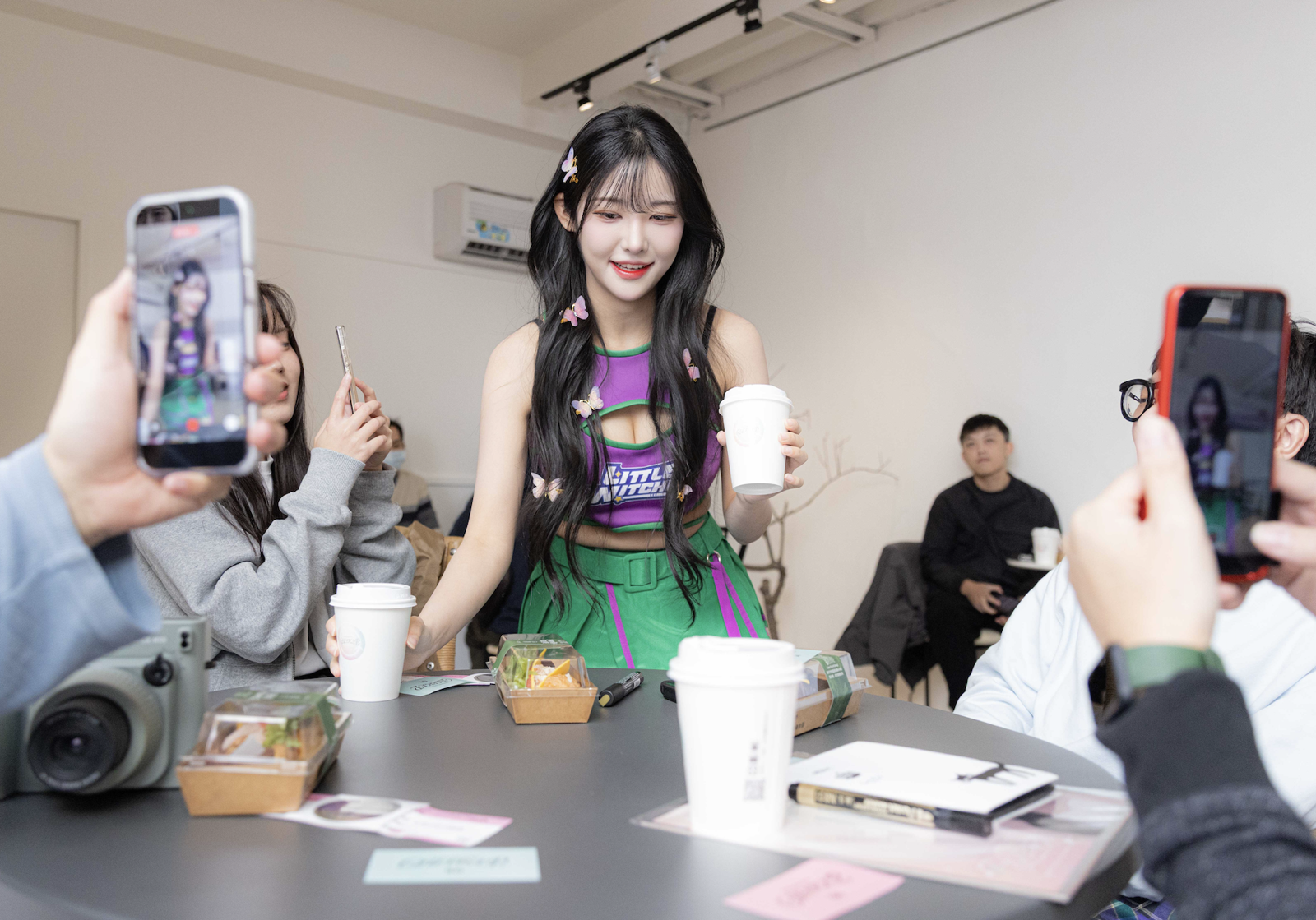 高佳彬幫粉絲送餐。CHEER UP提供