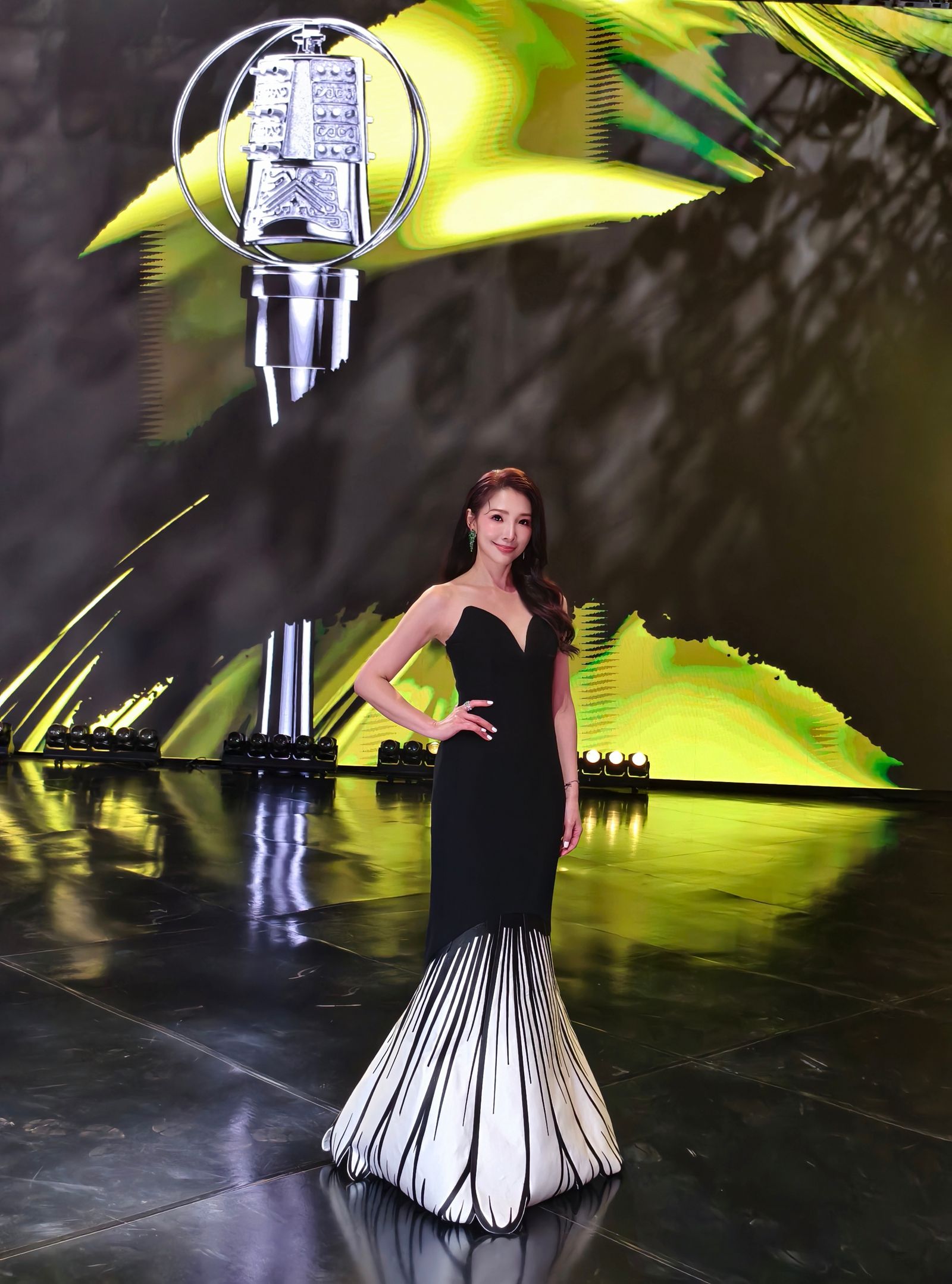 林書煒金鐘造型驚豔全場。POP Radio提供