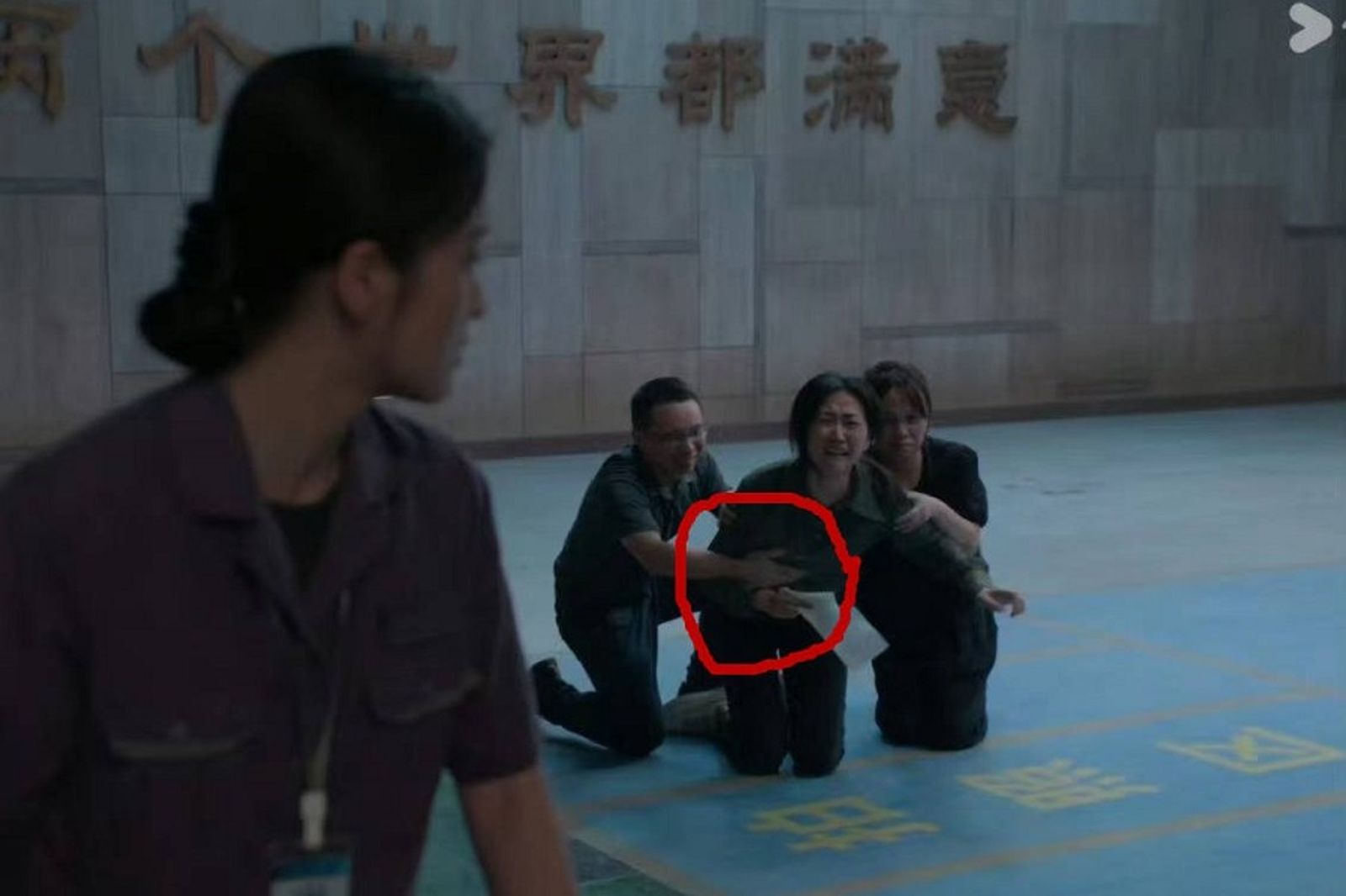 中國戲劇秀下限?男臨演疑對女演員襲胸暗笑全播映,網友炸鍋。圖 / 翻自微博