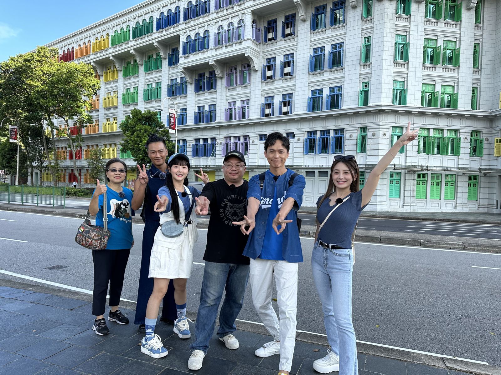 台語老師（左起）、林俊逸、籃籃、TONY、黃鐙輝、若潼開心合照。公視台語台提供