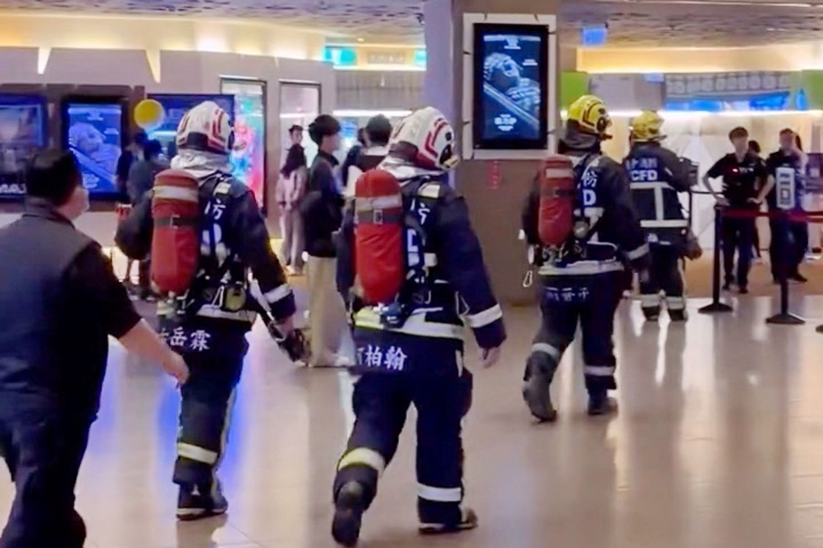 台中大遠百打烊前「飄燒焦味」？　美食街民眾吃一半急離場　消防員衝現場結果曝