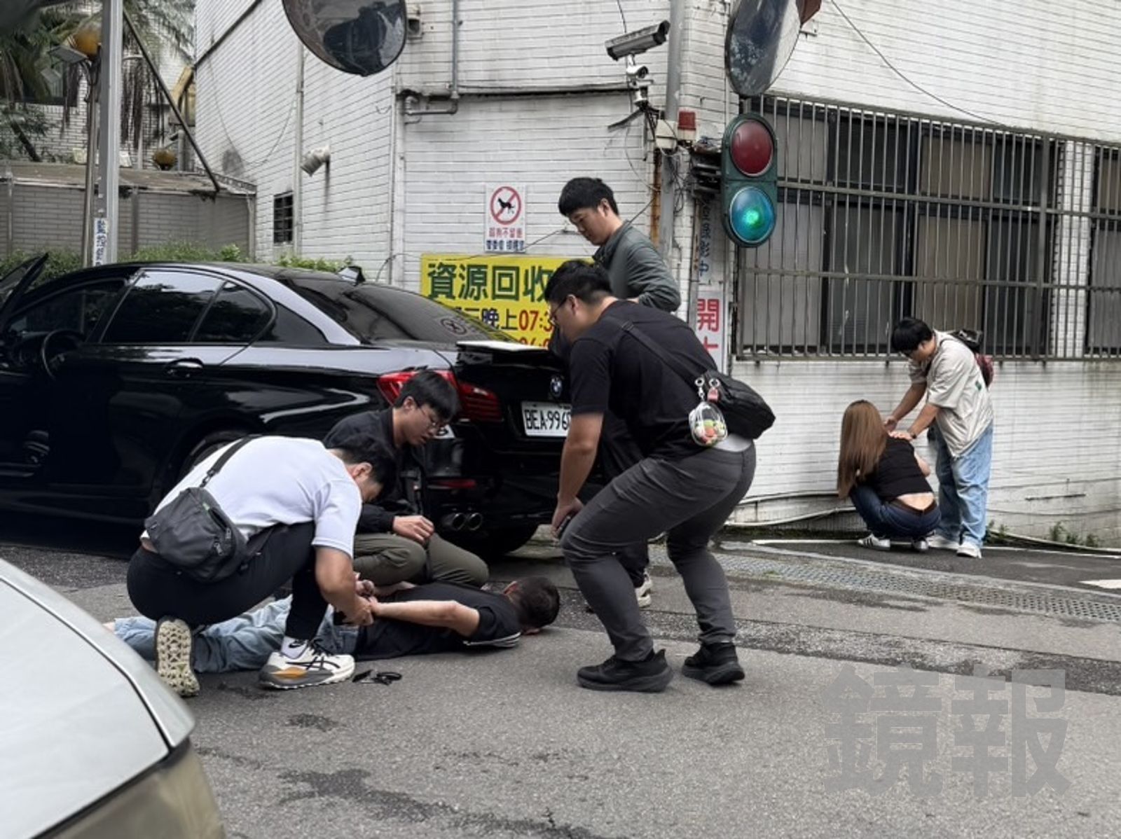 中和社區驚見「電影式抓毒」!便衣刑警衝出壓制男女 起出1公斤毒品、200萬現金