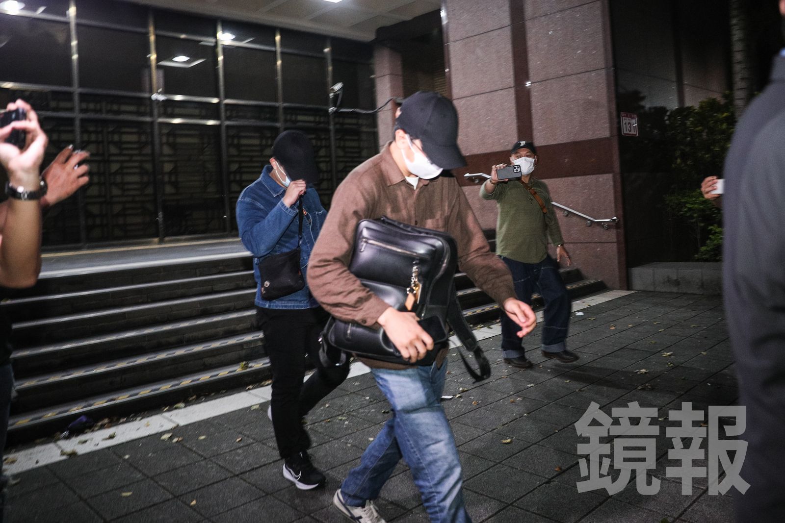 兩人快步離開北檢。