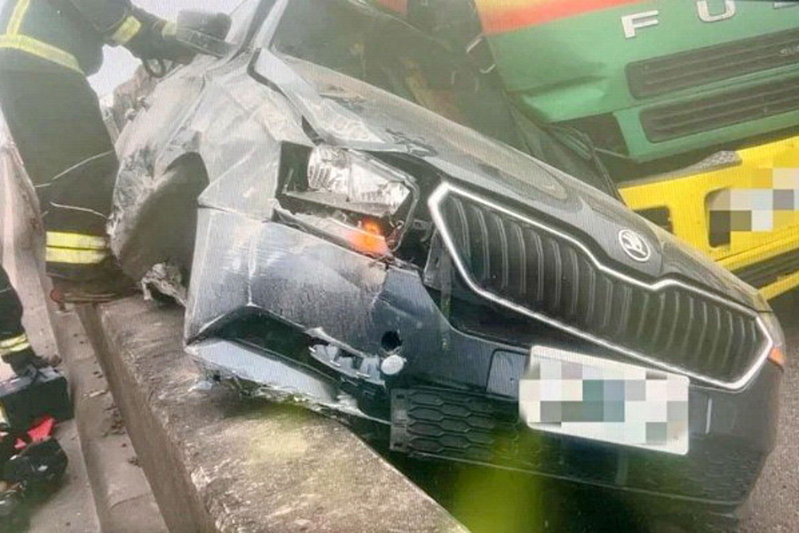 曹存慧老師受困轎車車內,被消防員救出時已無生命跡象。民眾提供