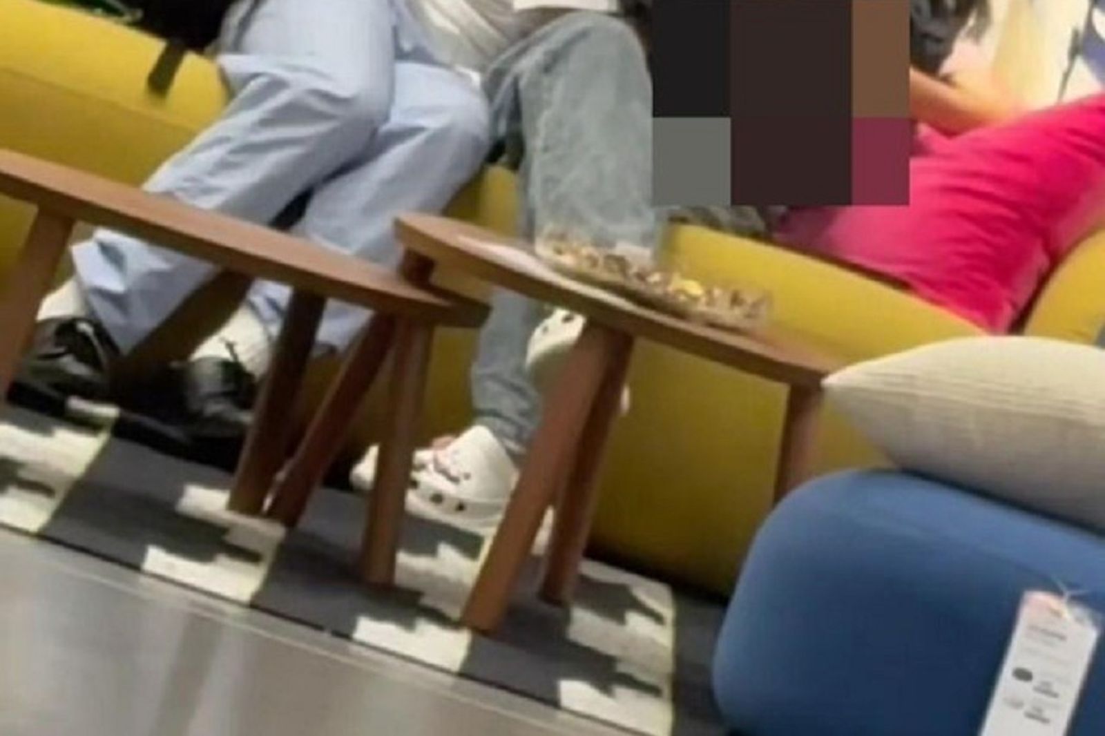 IKEA是你家?賣場沙發爽爽坐 年輕男女無恥辱「超自然連結」
