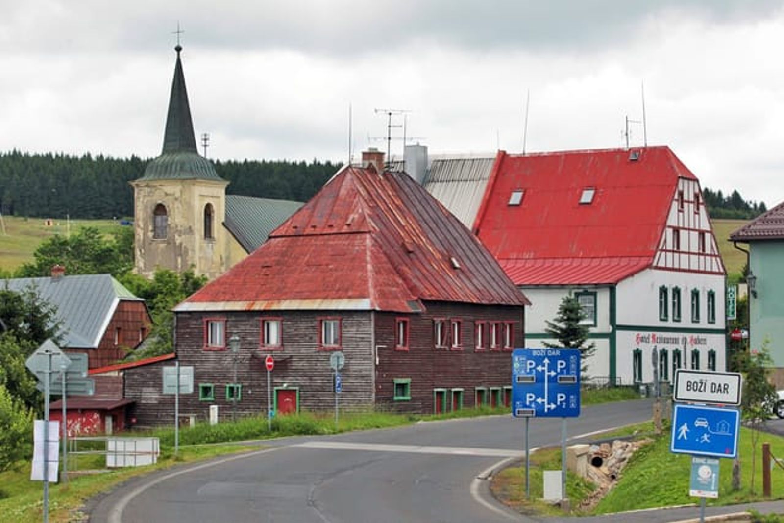 各地民眾會在聖誕節來臨時寄信到博日達爾郵局。圖／翻攝自firmy.cz