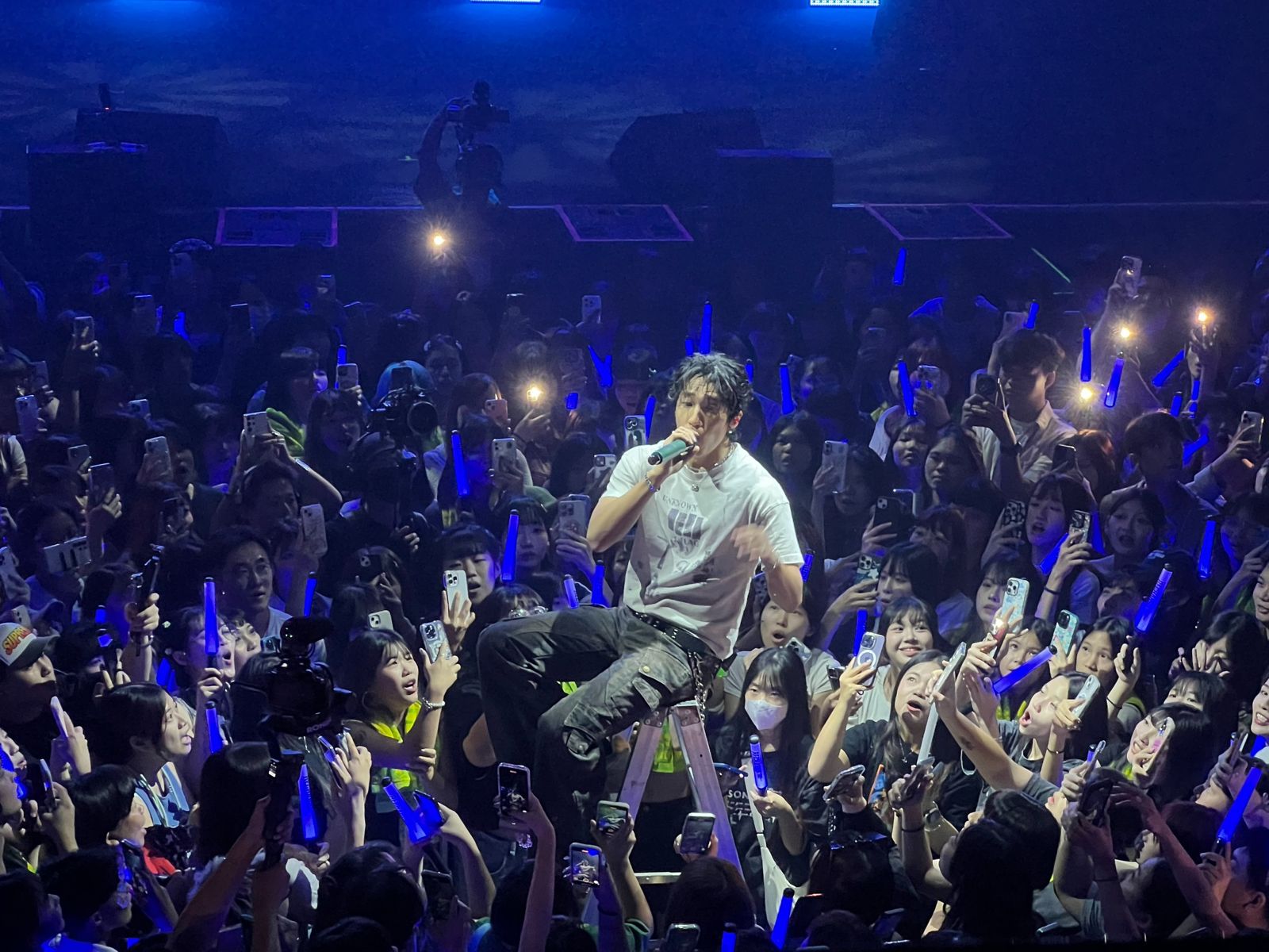 婁峻碩14日中場唱到一半麥克風疑似斷訊，台下歌迷不斷拱他脫衣秀身材。伊弗龐金提供