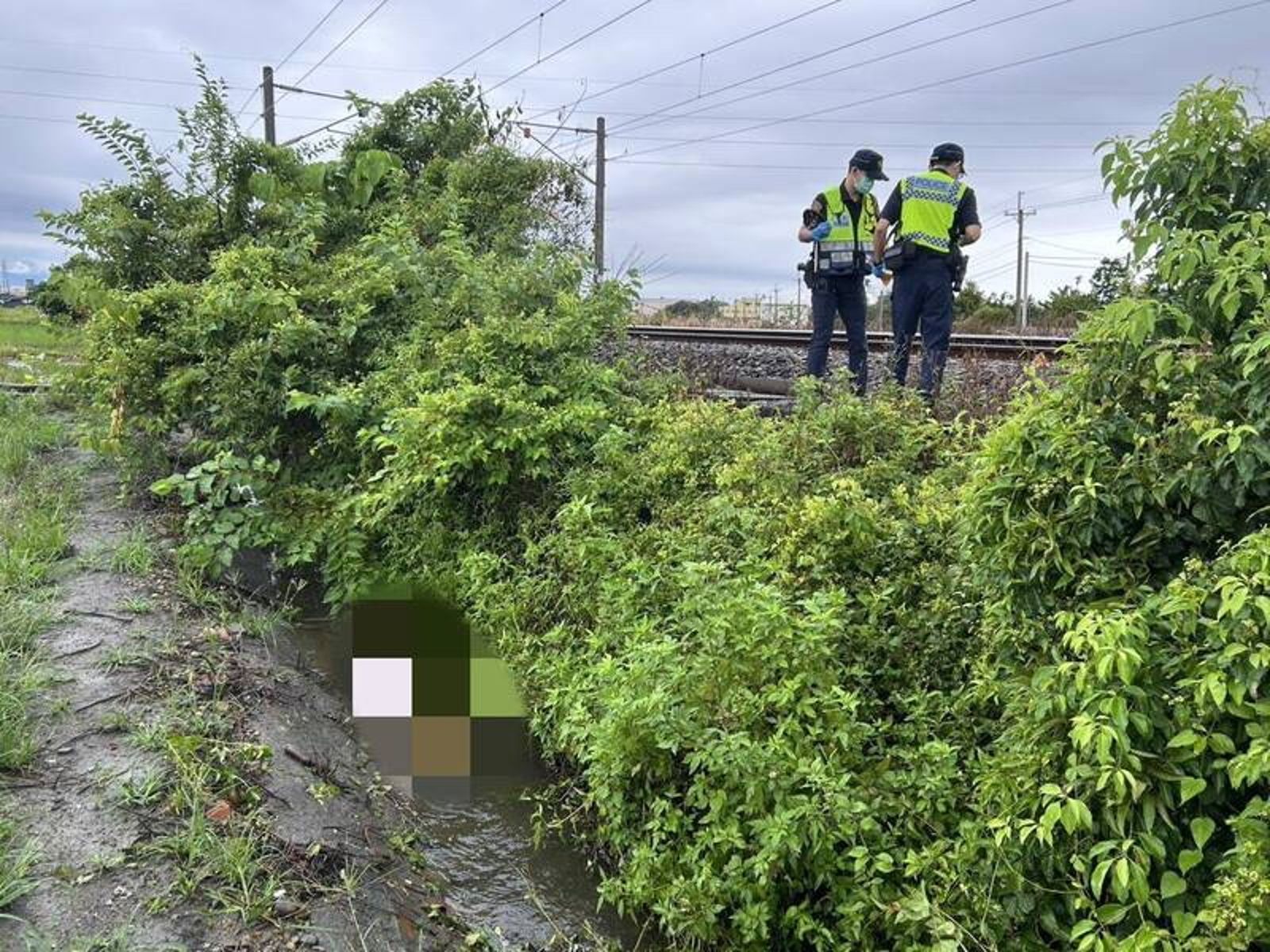 警消在列車事故現場100公尺外的水溝處尋獲男子，但已無生命跡象。民眾提供